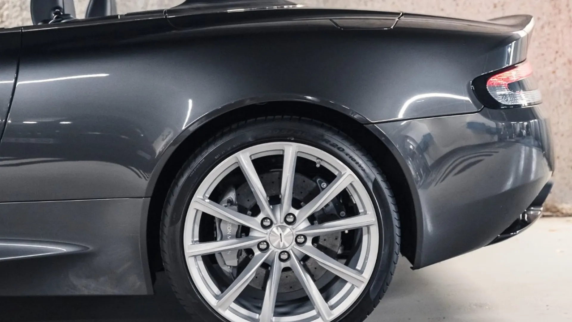 Aston Martin DB9 — photo 13