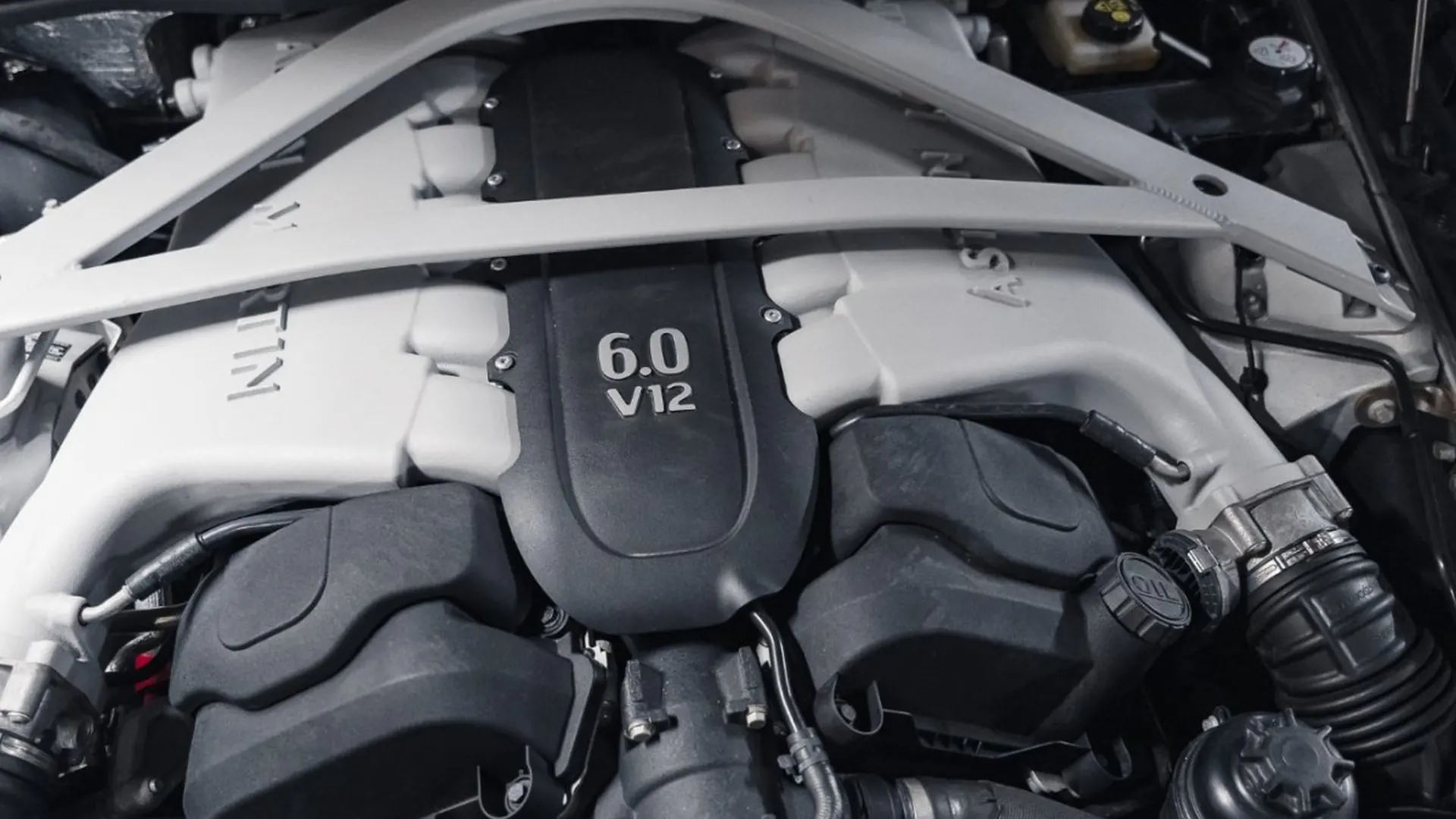 Aston Martin DB9 — photo 37