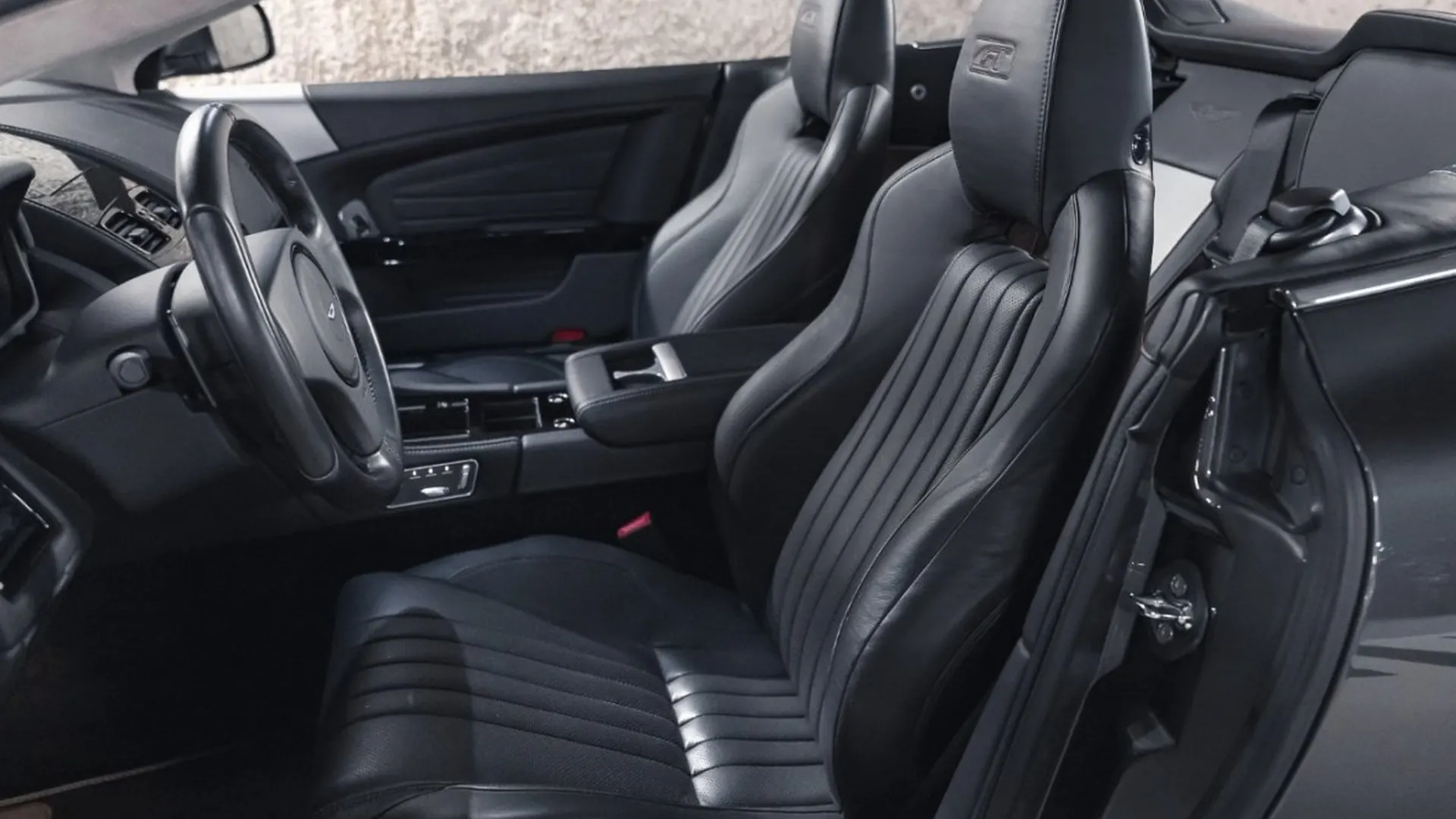 Aston Martin DB9 — photo 25
