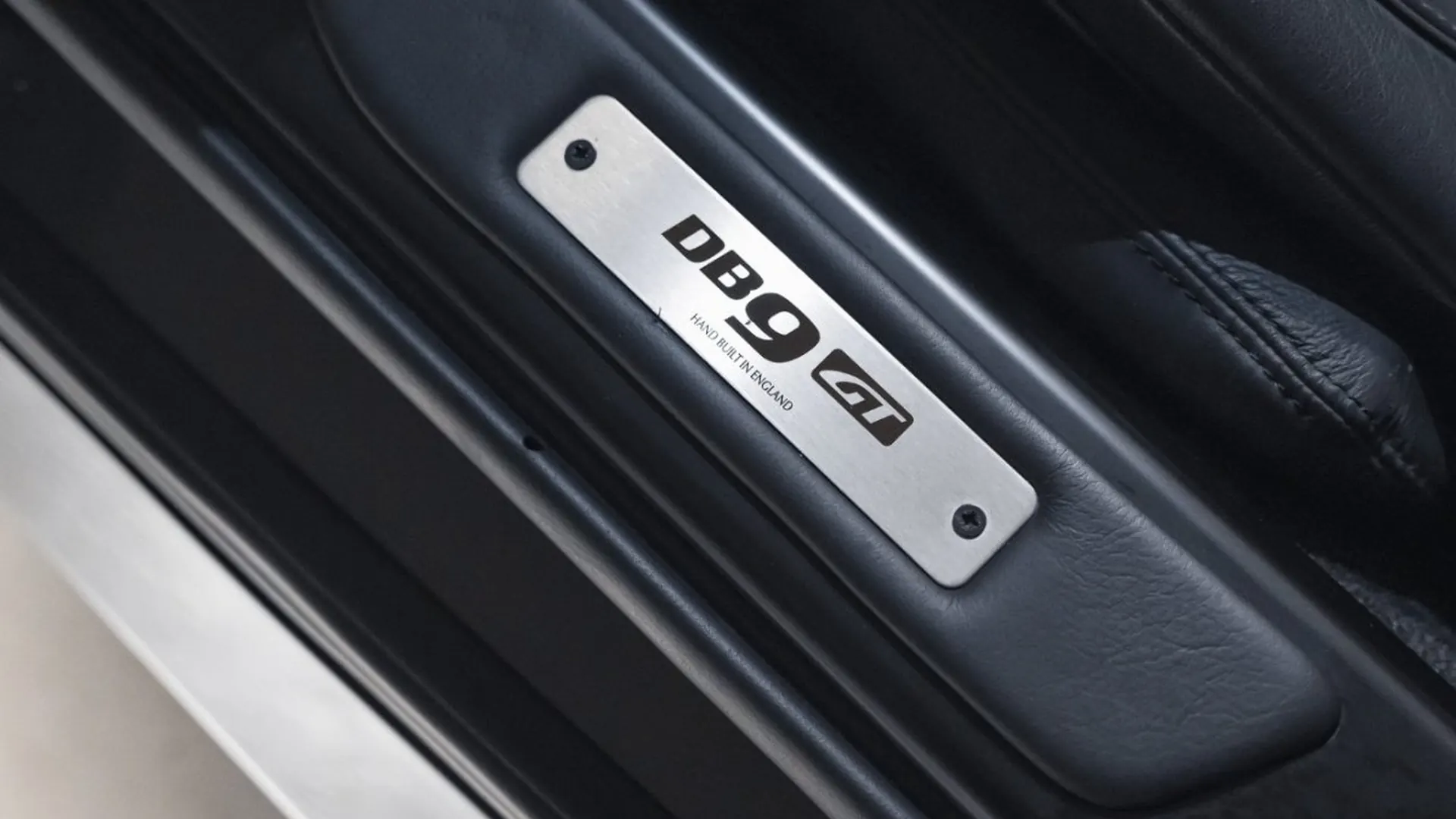 Aston Martin DB9 — photo 24