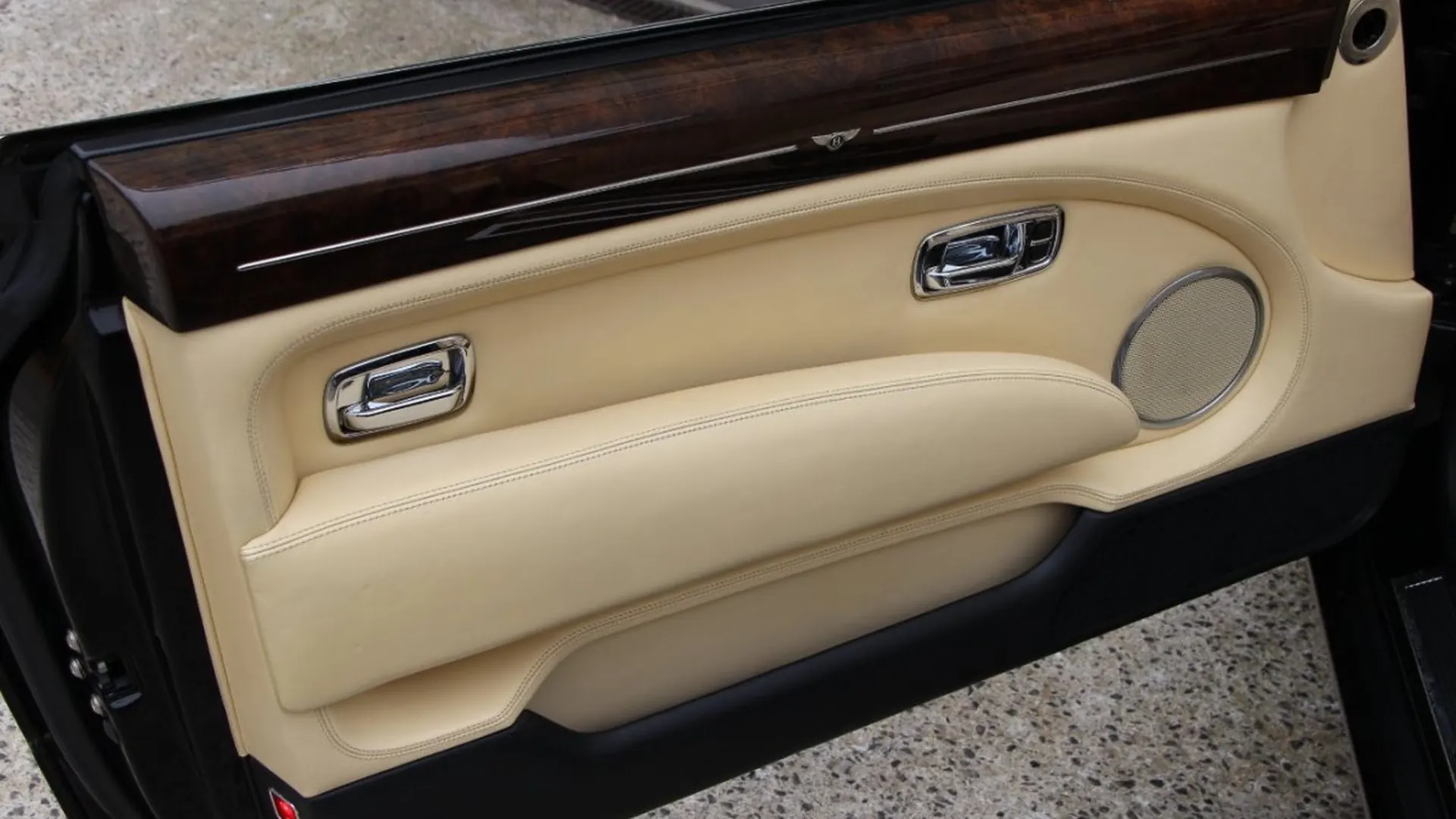 Bentley Azure — photo 13