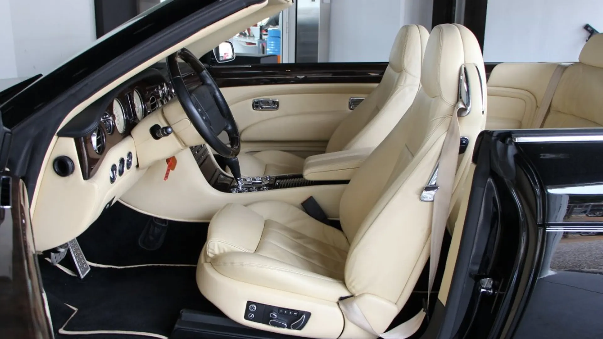 Bentley Azure — photo 7