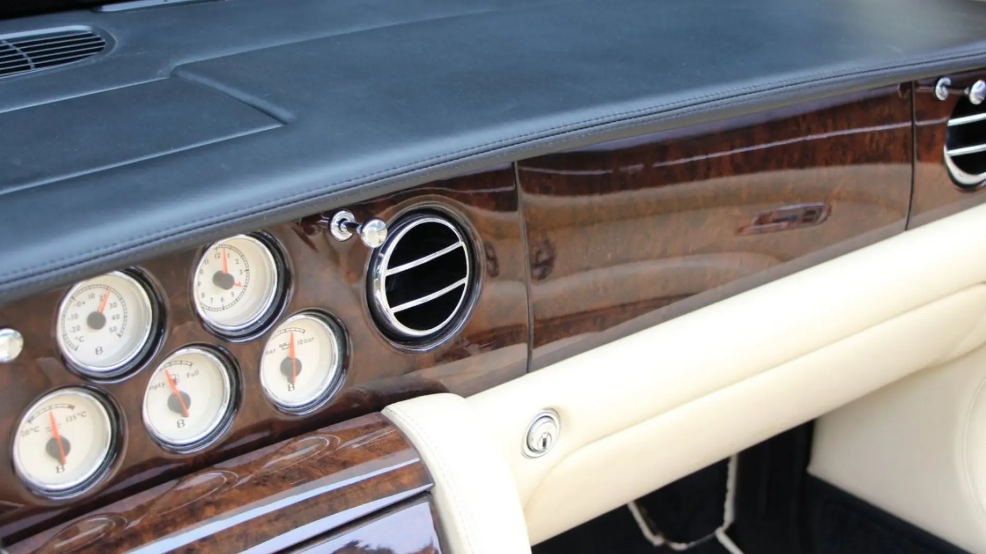 Bentley Azure — photo 23