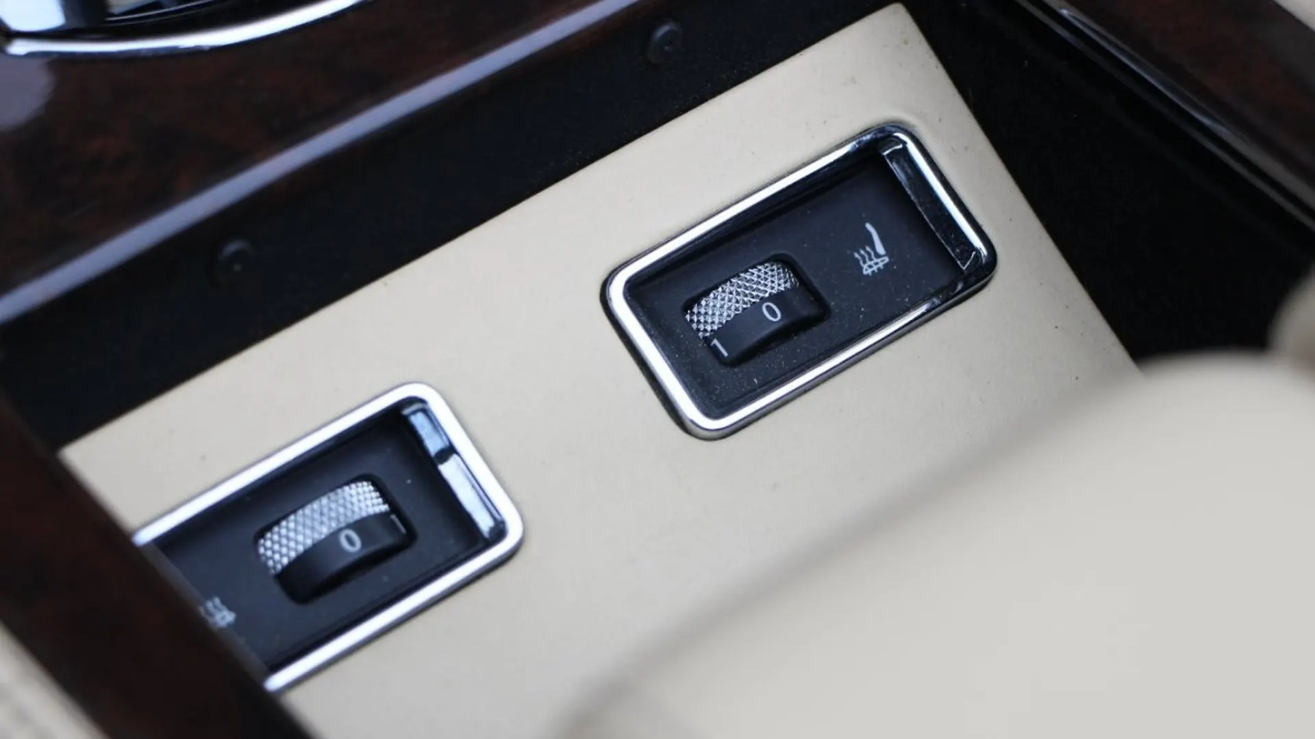 Bentley Azure — photo 30