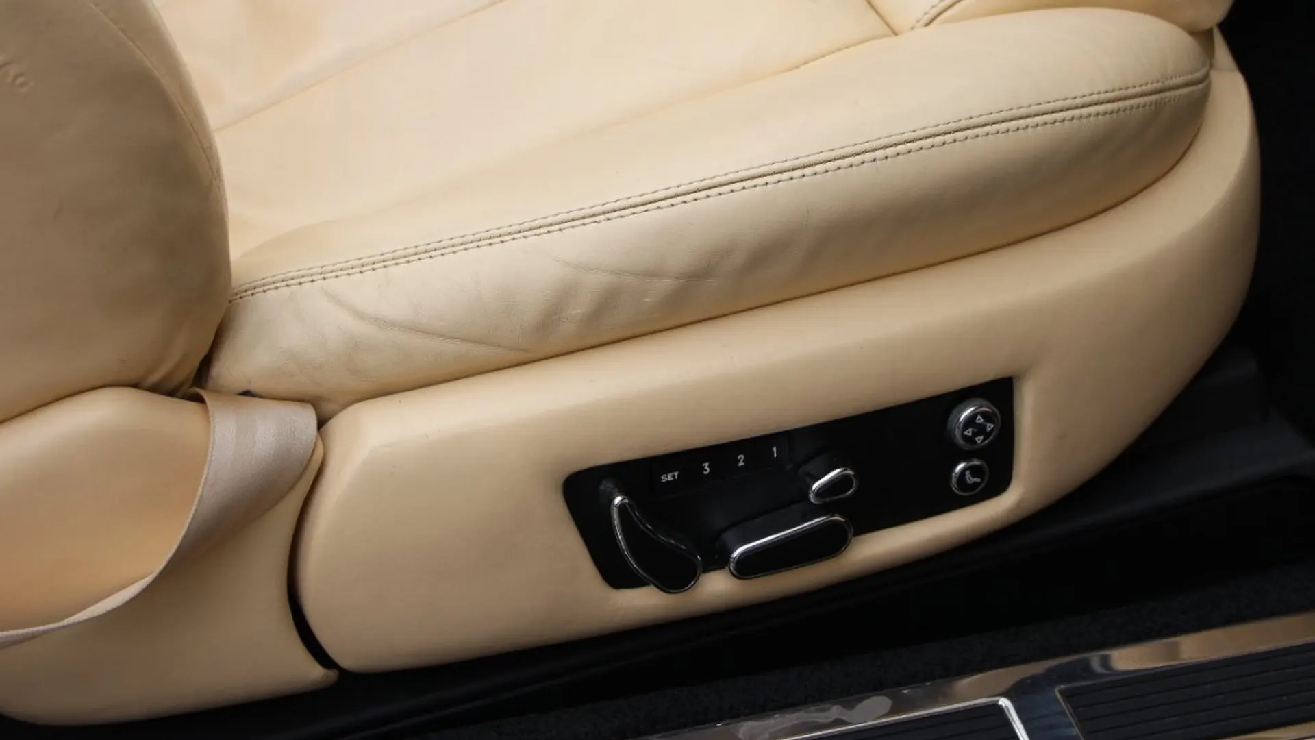 Bentley Azure — photo 27