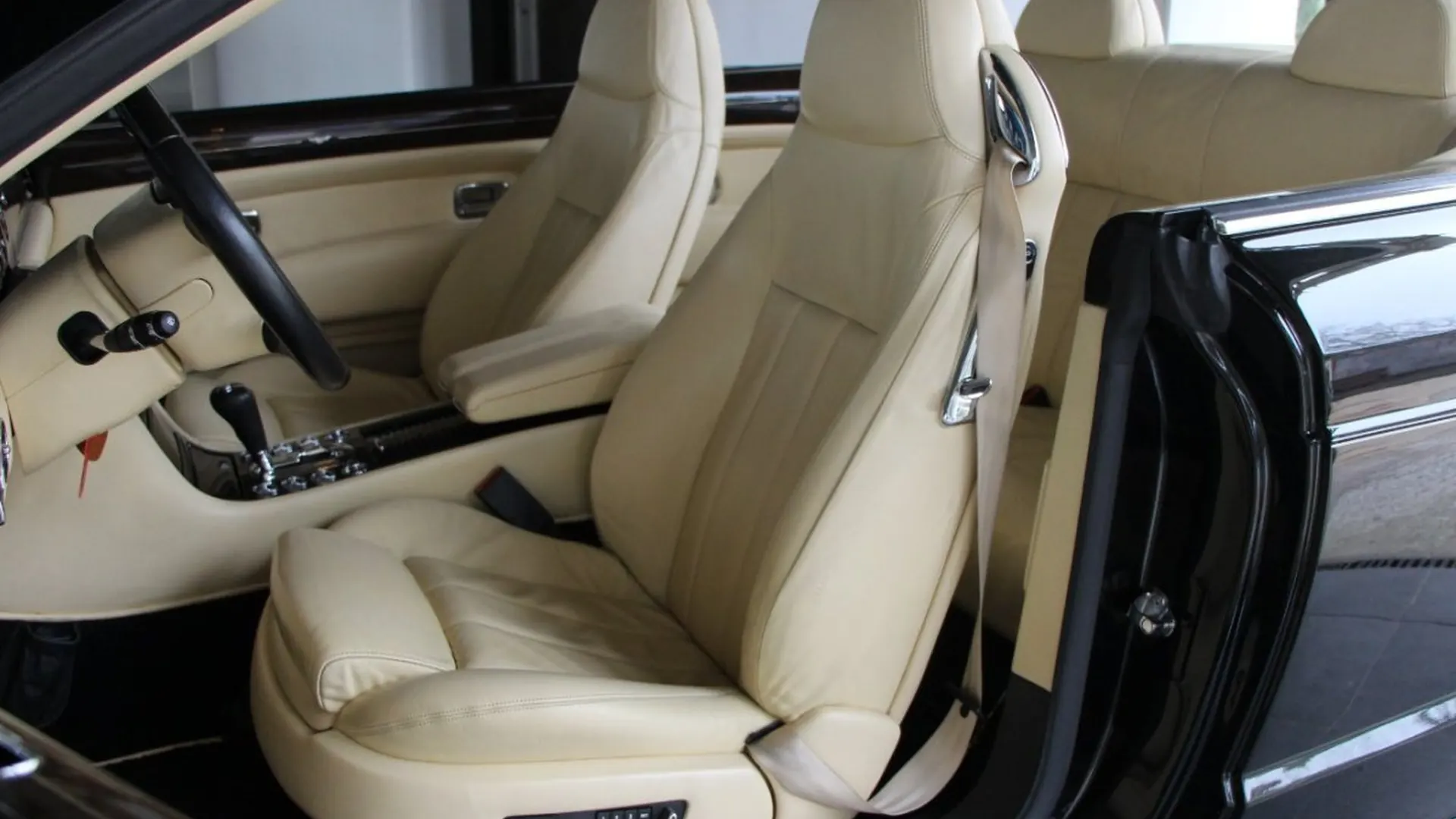 Bentley Azure — photo 8