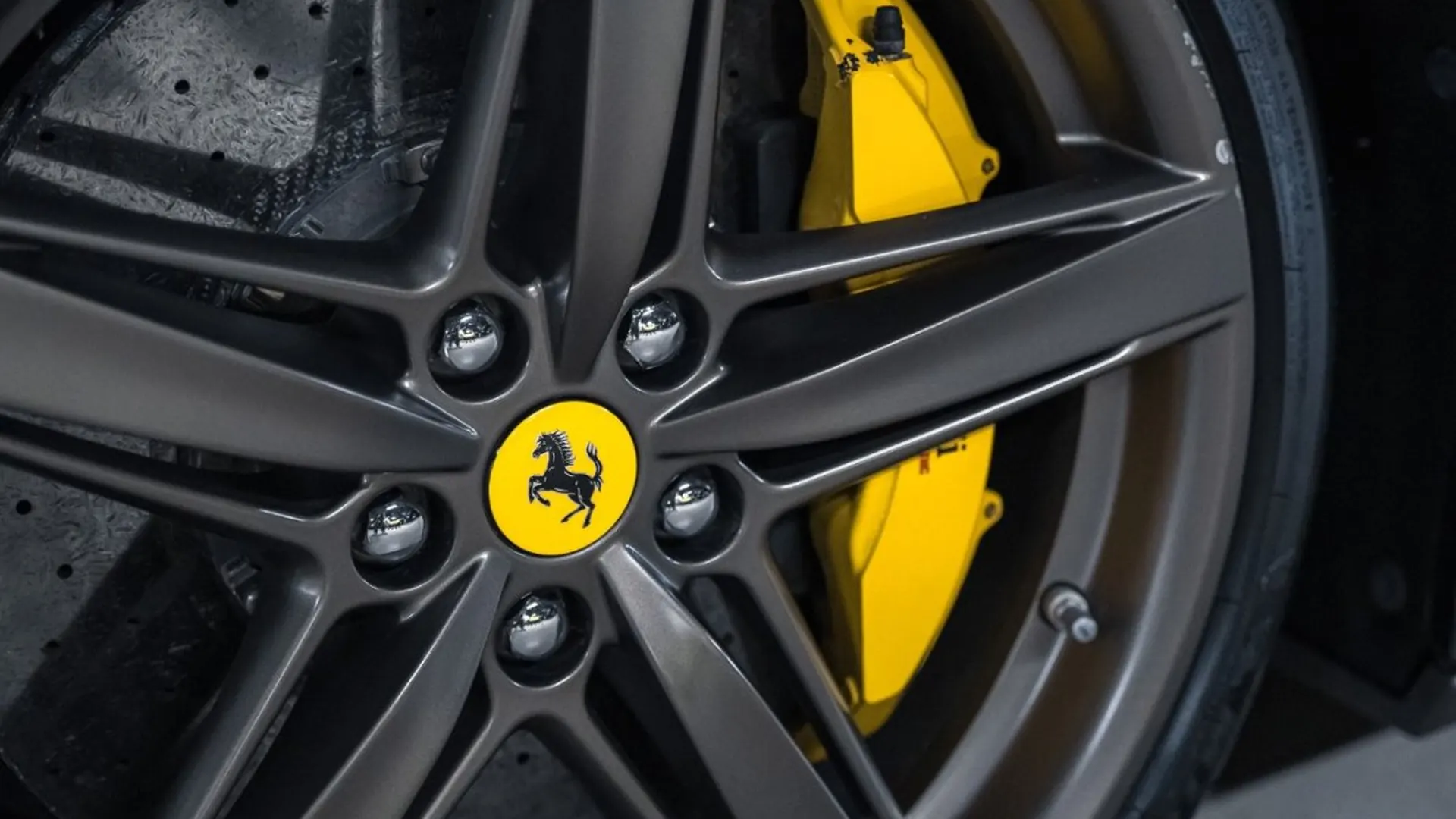 Ferrari F12 — photo 11