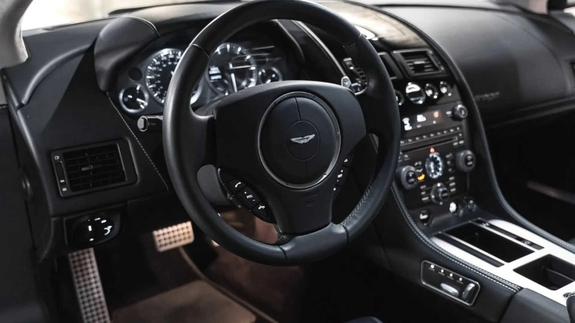 Aston Martin Virage — photo 24
