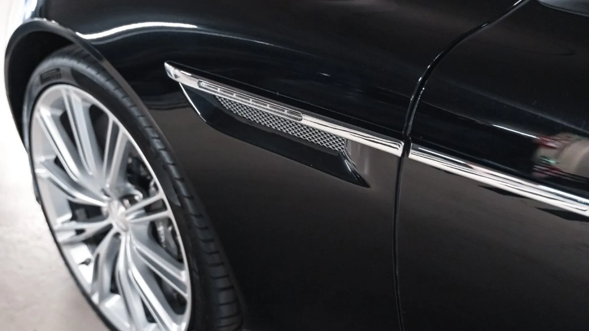 Aston Martin Virage — photo 10