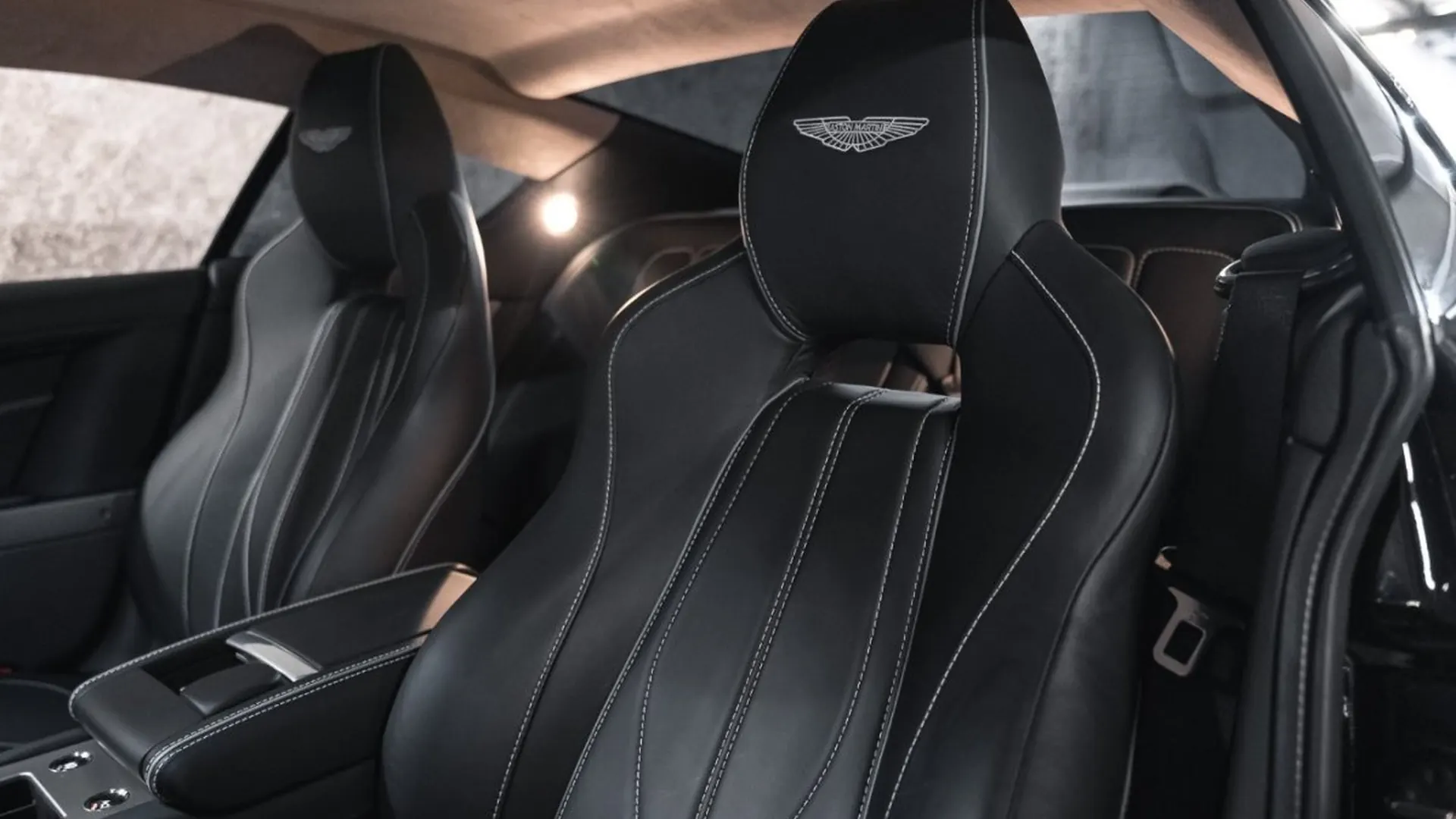 Aston Martin Virage — photo 23