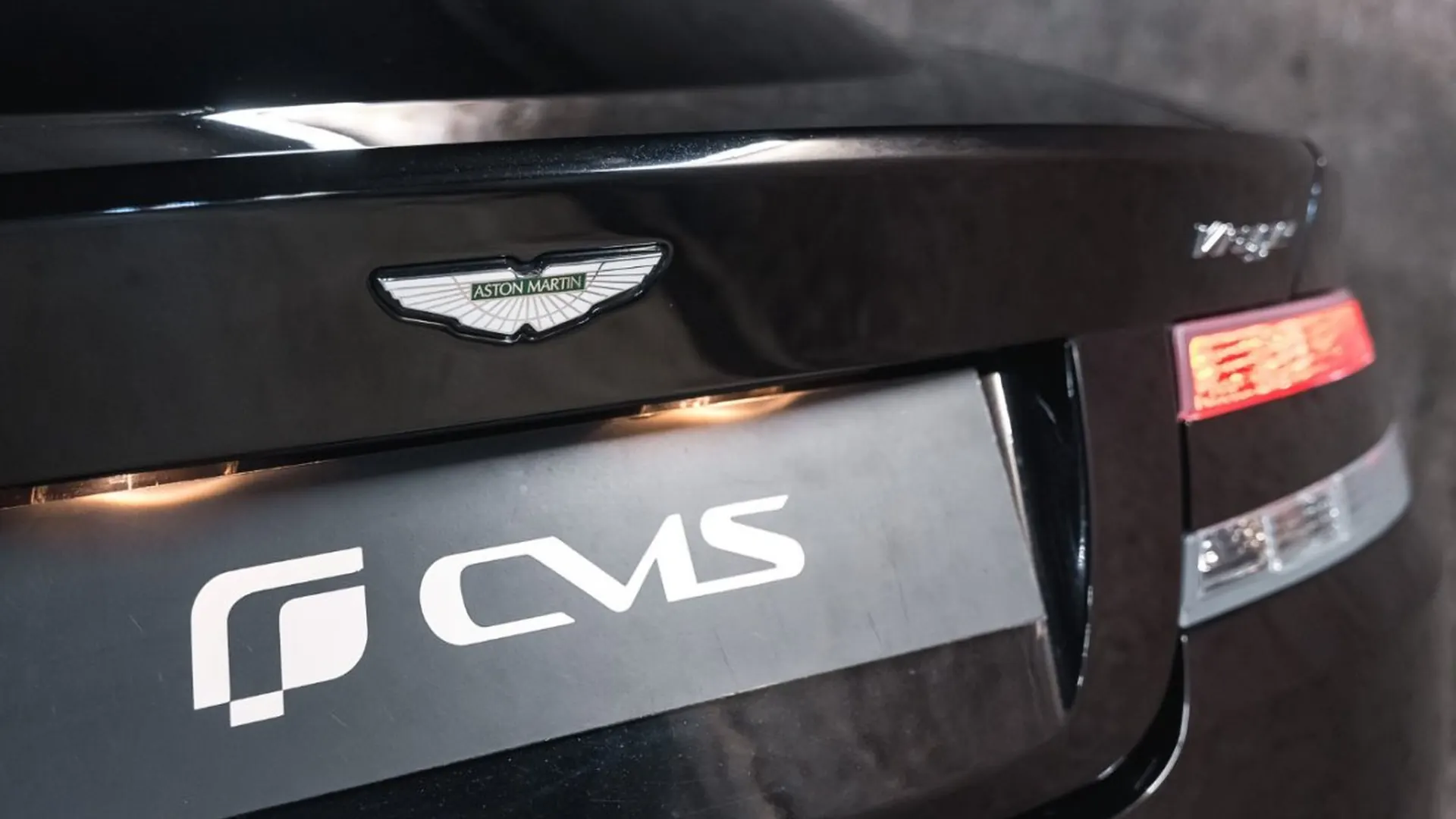 Aston Martin Virage — photo 15