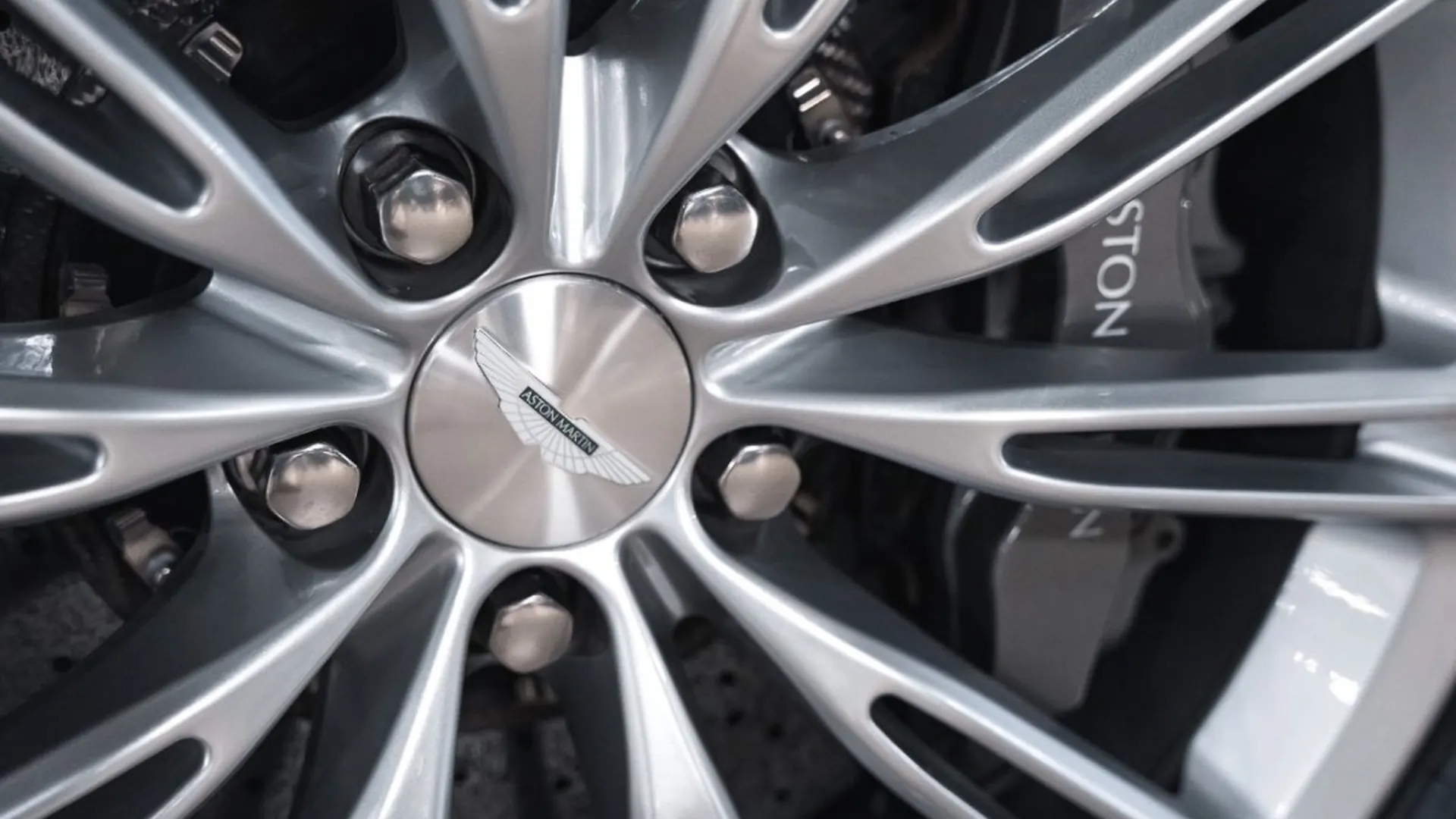 Aston Martin Virage — photo 11