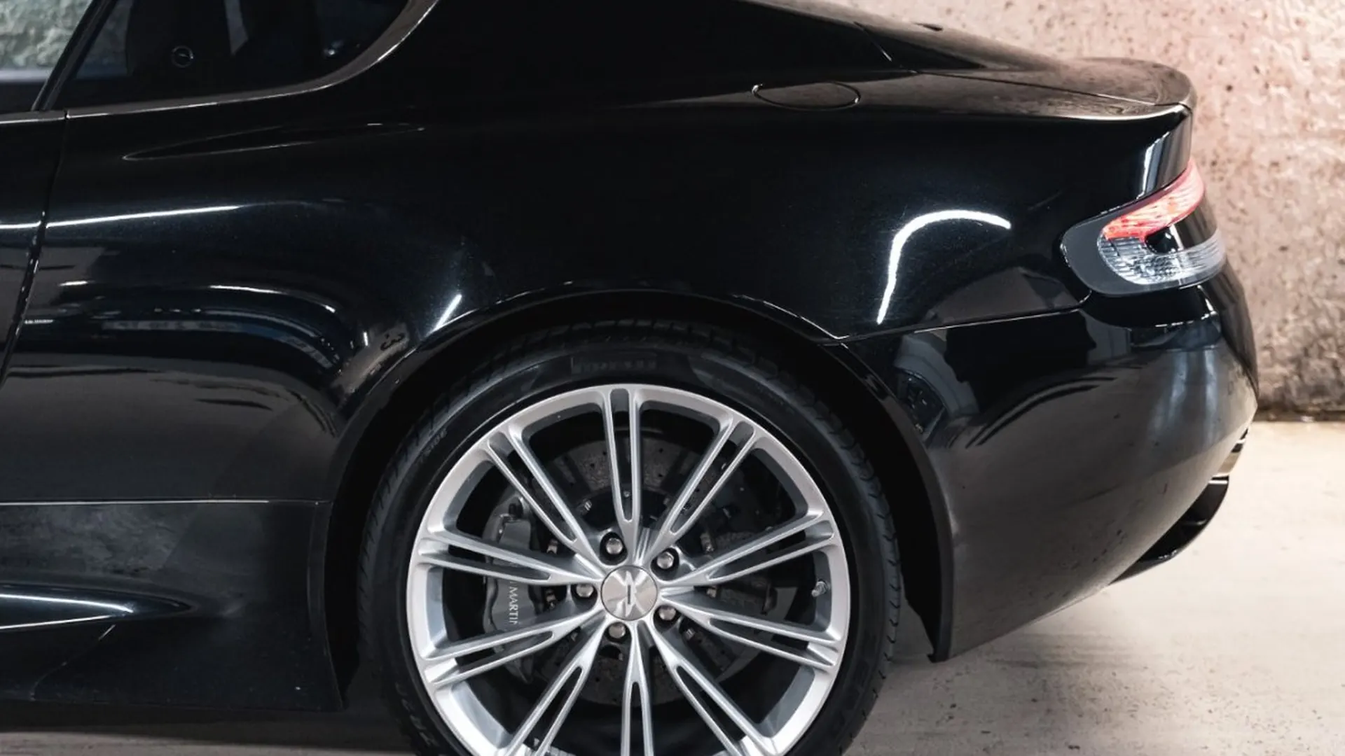 Aston Martin Virage — photo 12