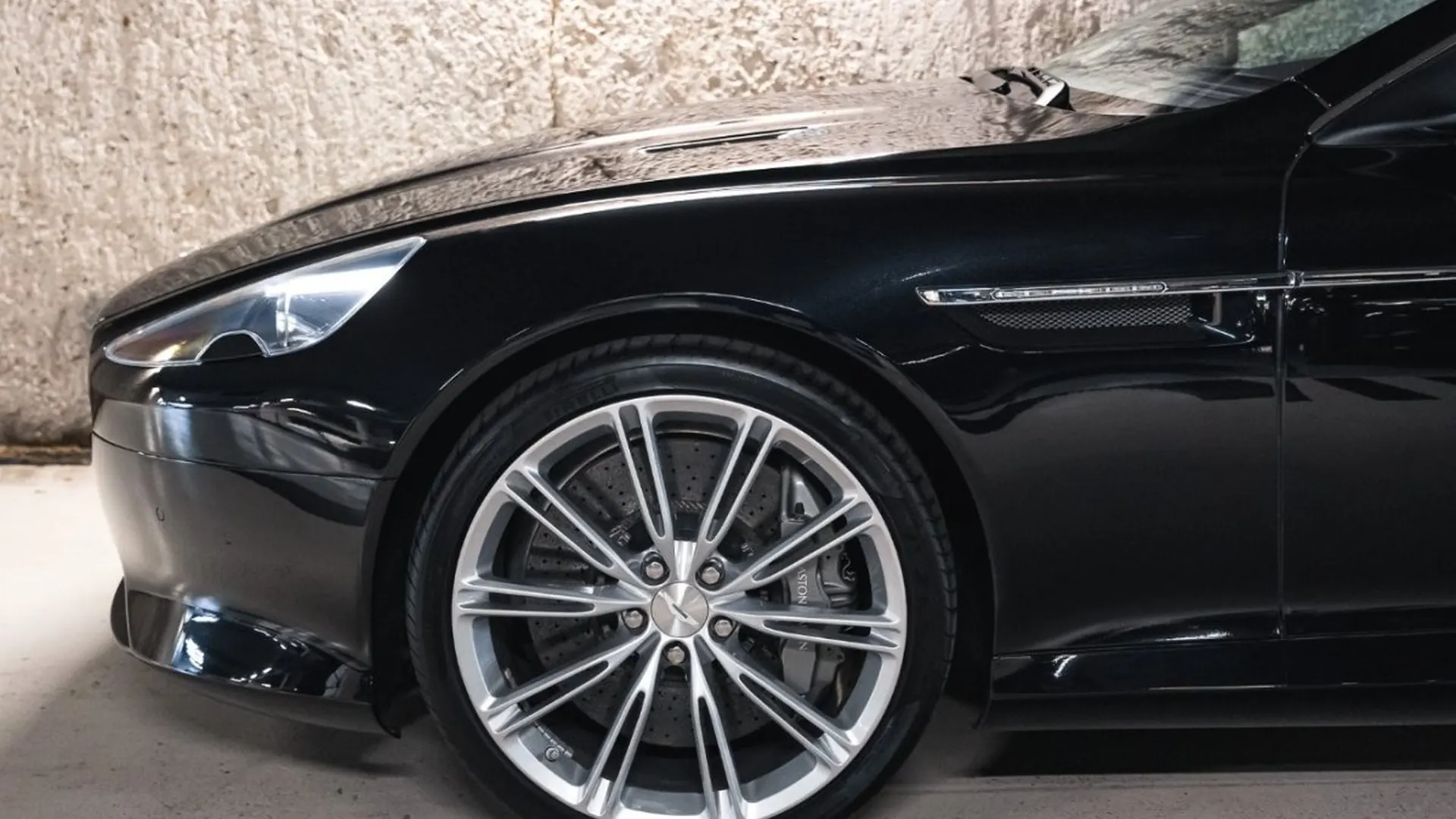 Aston Martin Virage — photo 9
