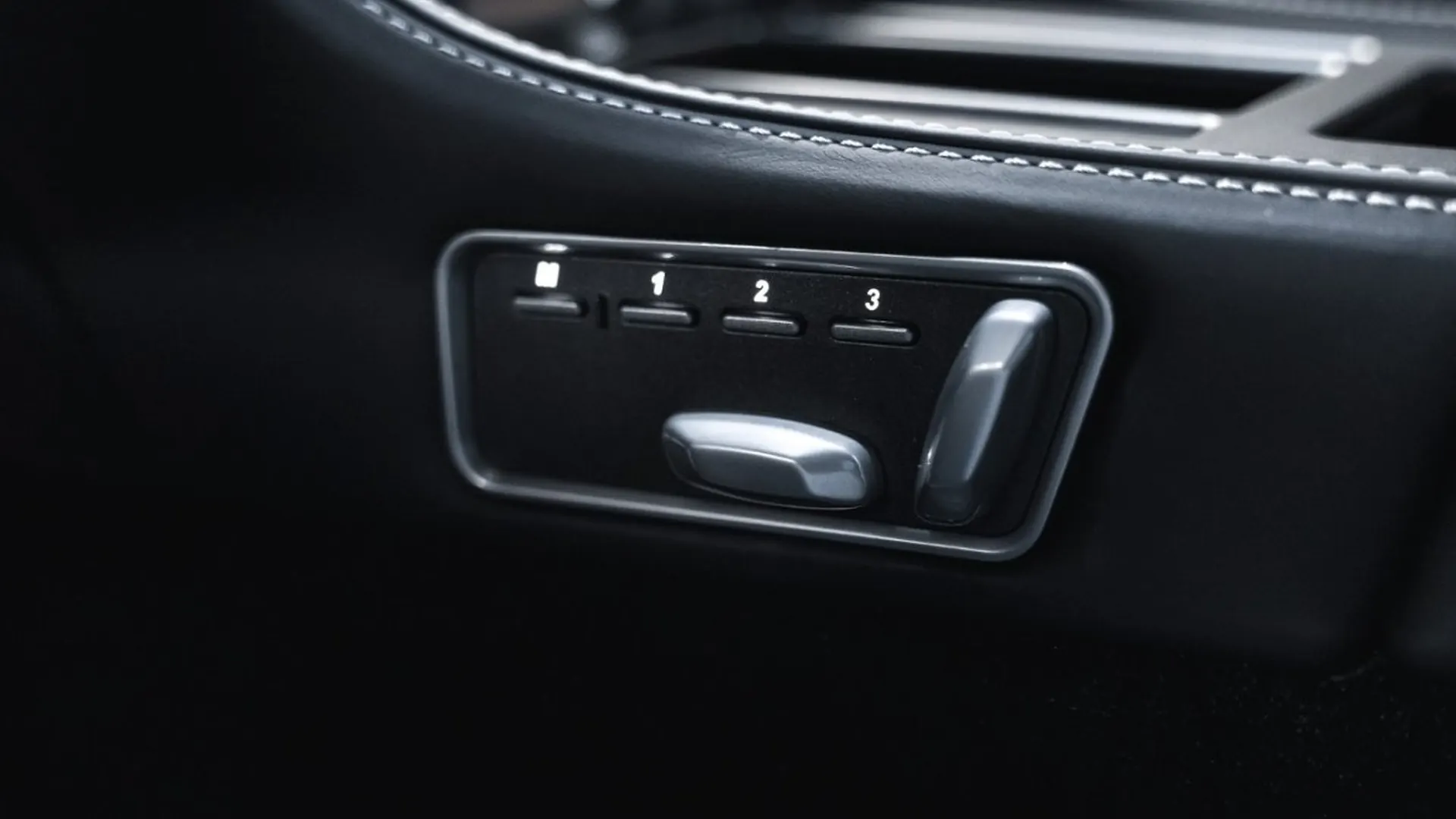 Aston Martin Virage — photo 32