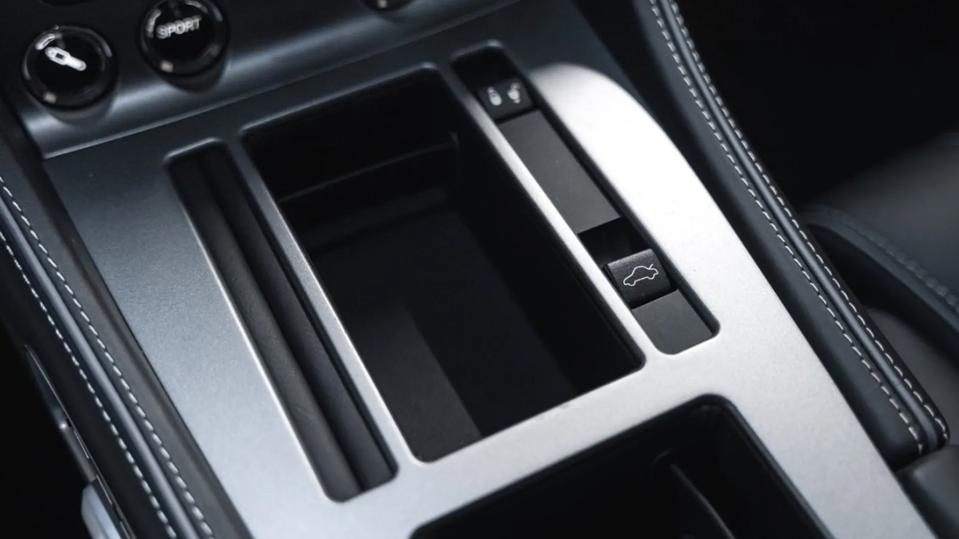 Aston Martin Virage — photo 29