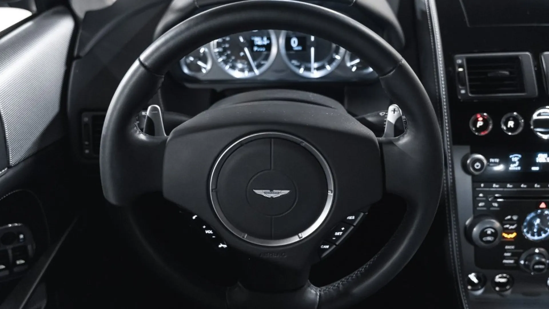 Aston Martin Virage — photo 25