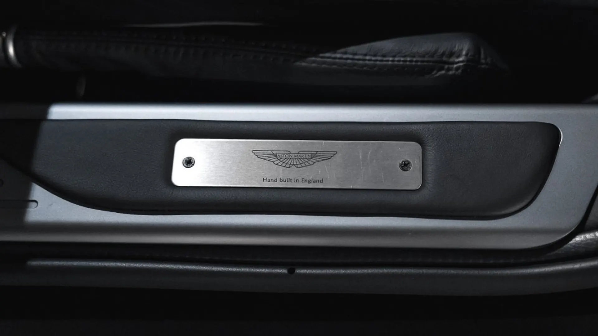 Aston Martin Virage — photo 22