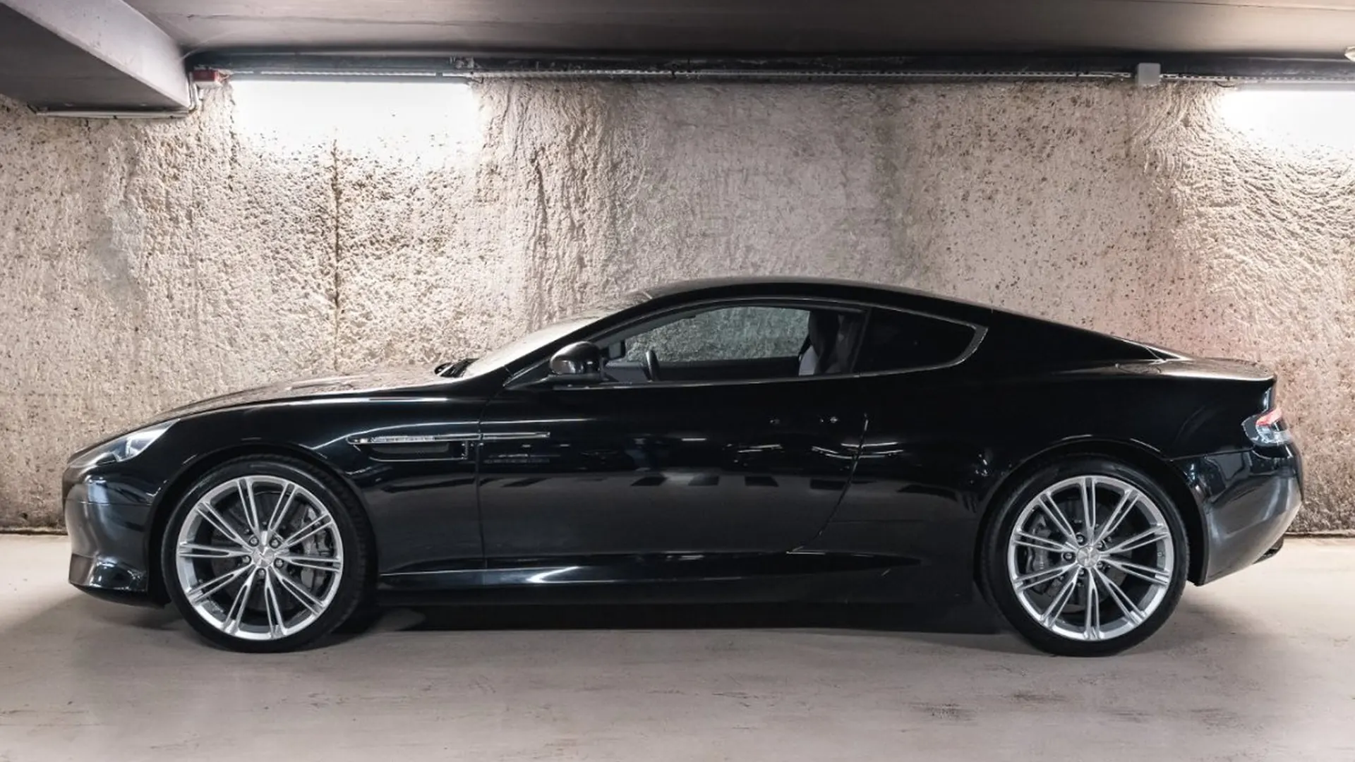 Aston Martin Virage — photo 8
