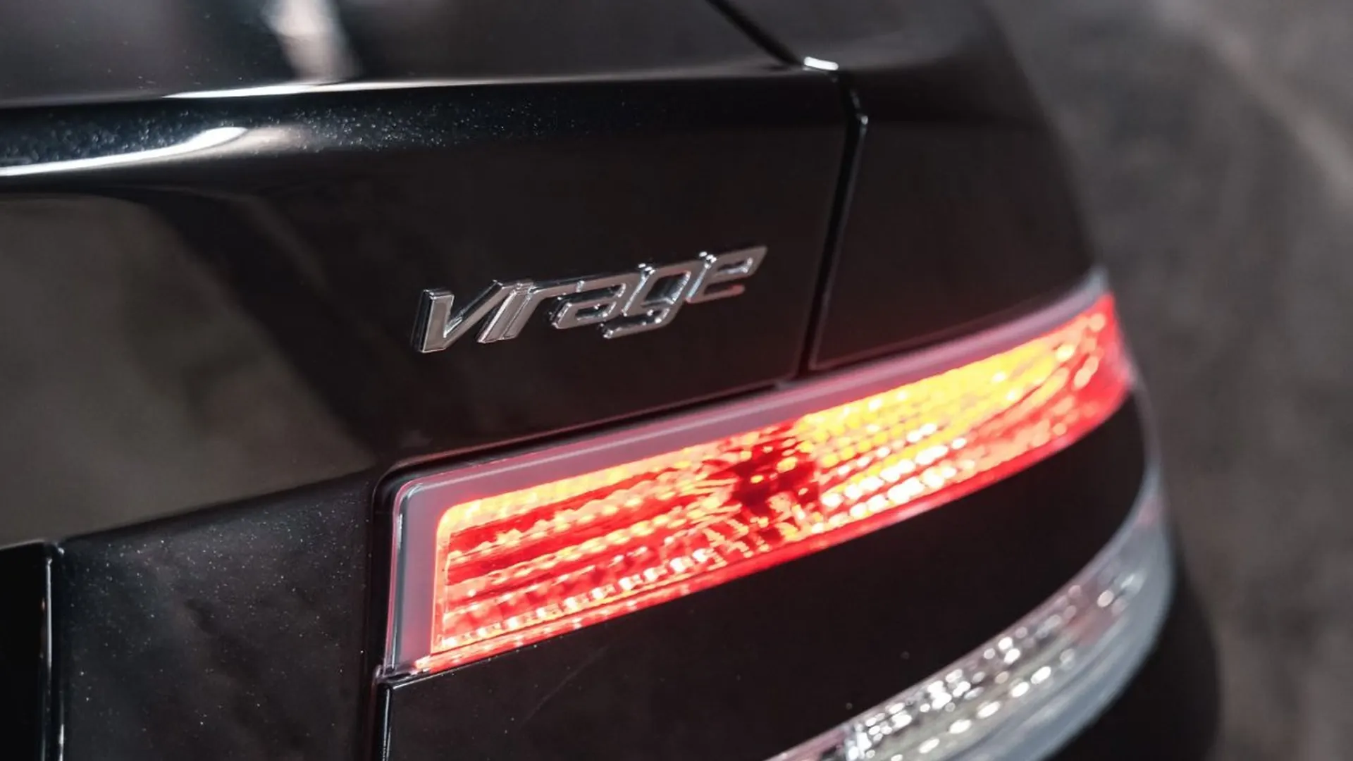 Aston Martin Virage — photo 16