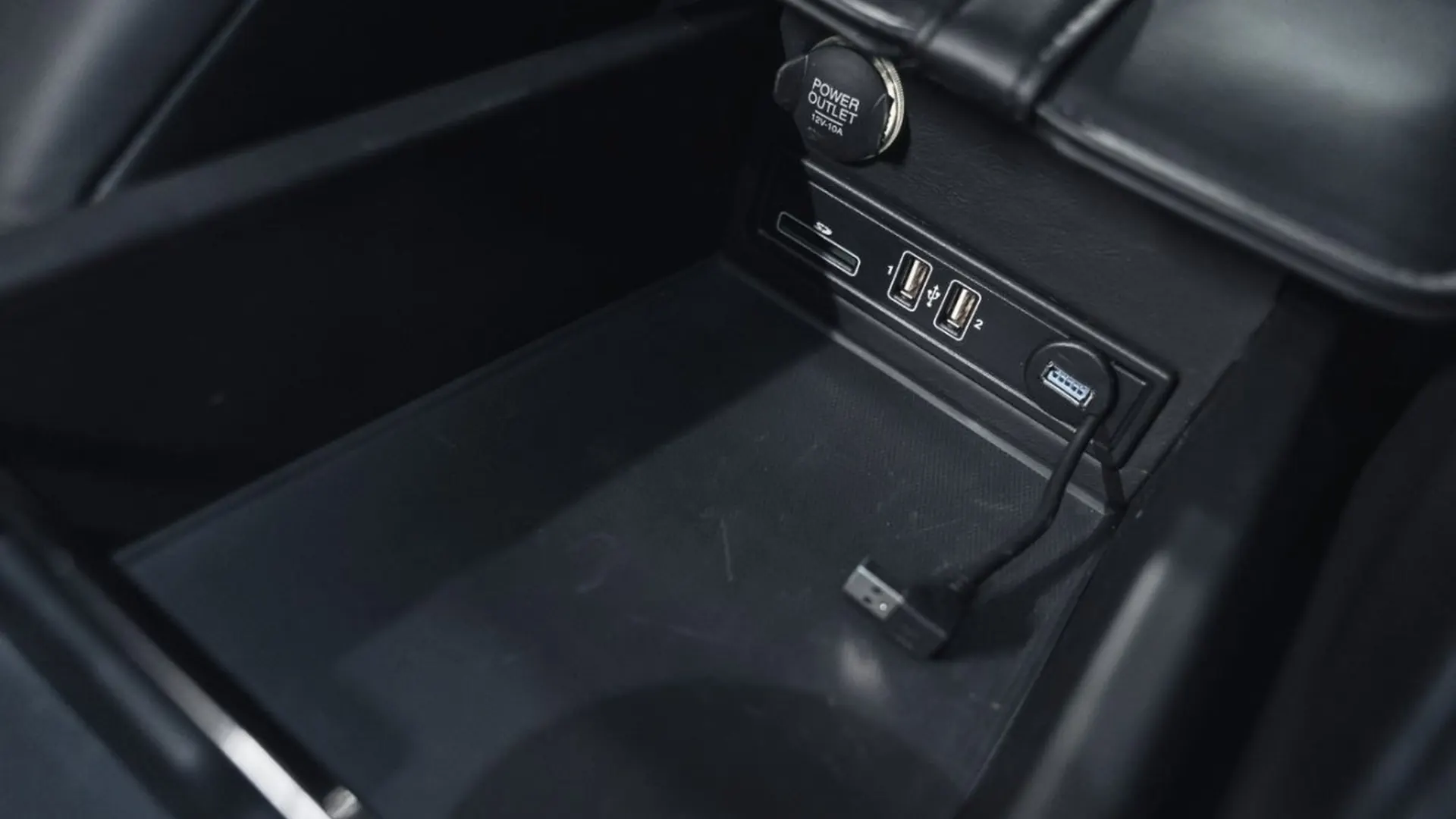 Aston Martin DBS — photo 43