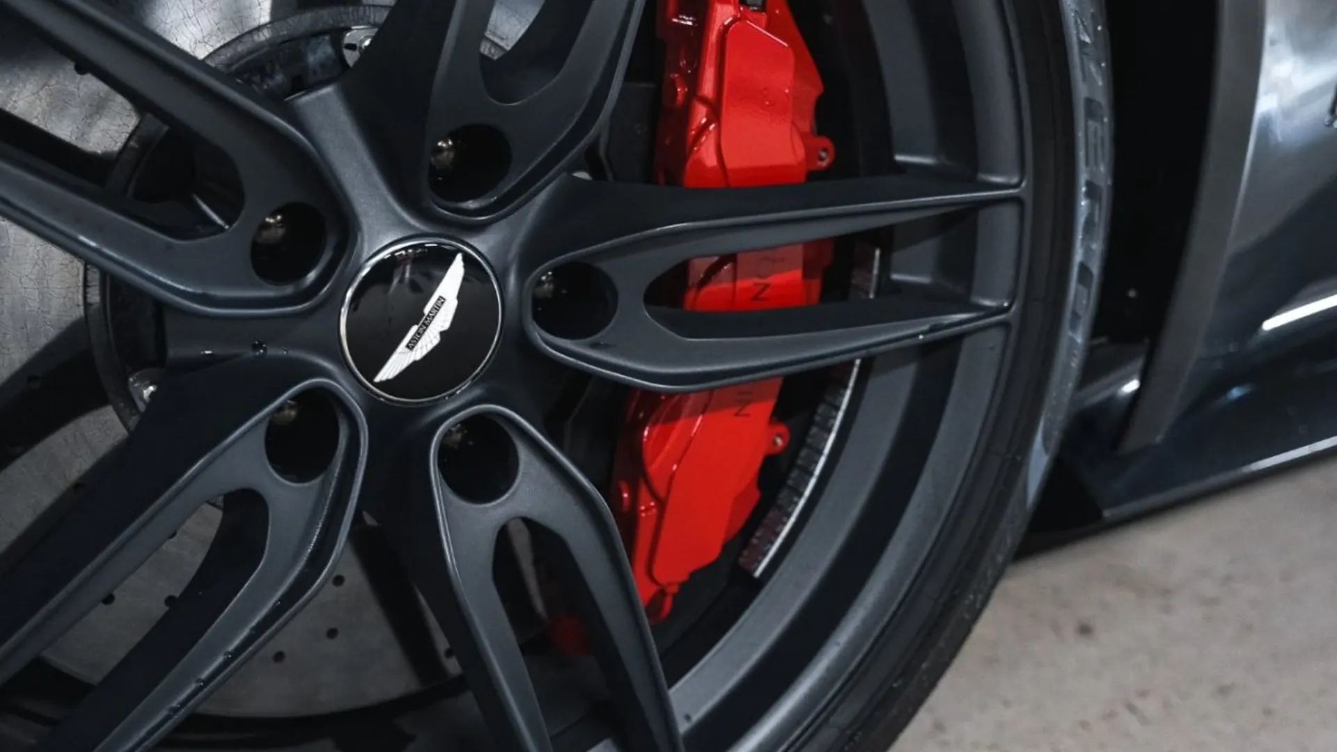 Aston Martin DBS — photo 13