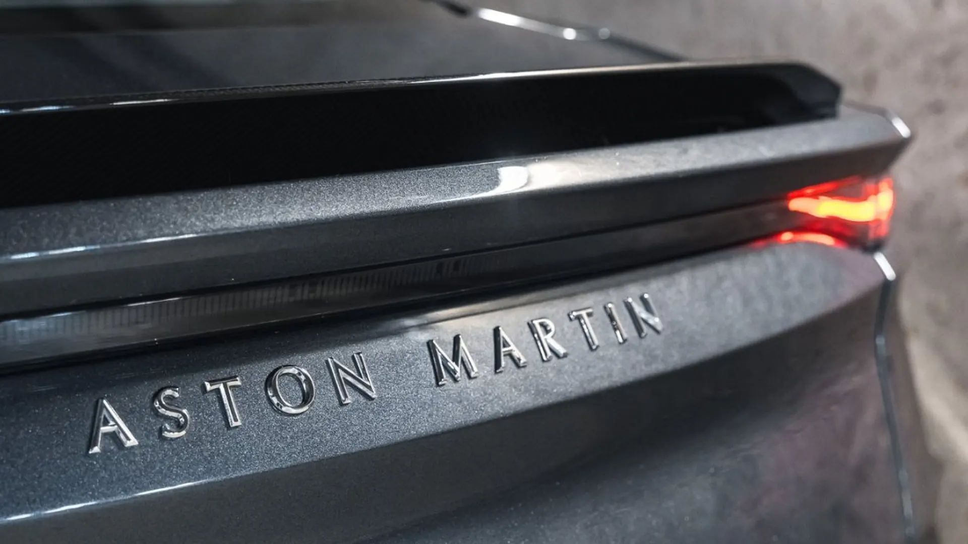 Aston Martin DBS — photo 19