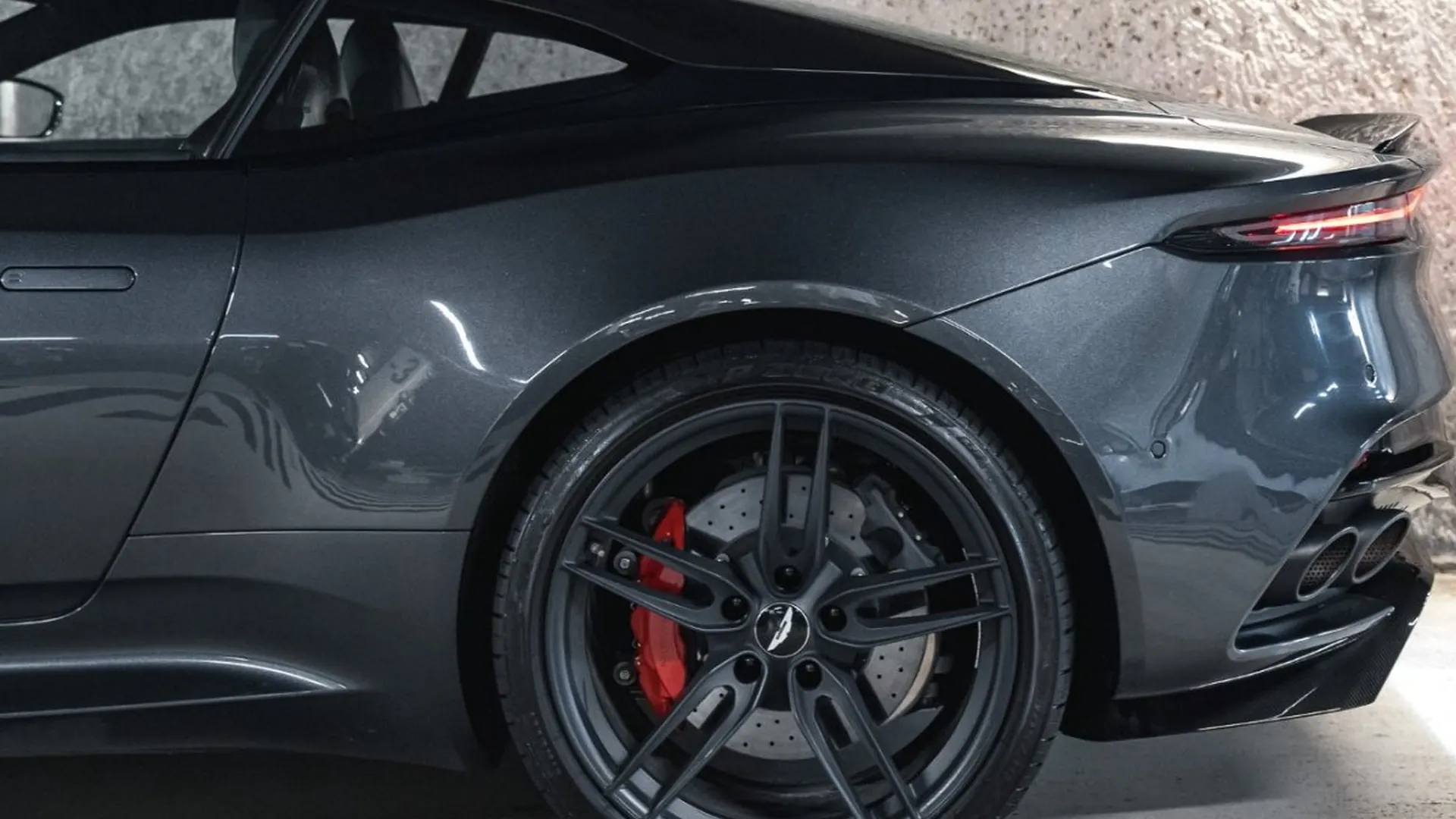 Aston Martin DBS — photo 15