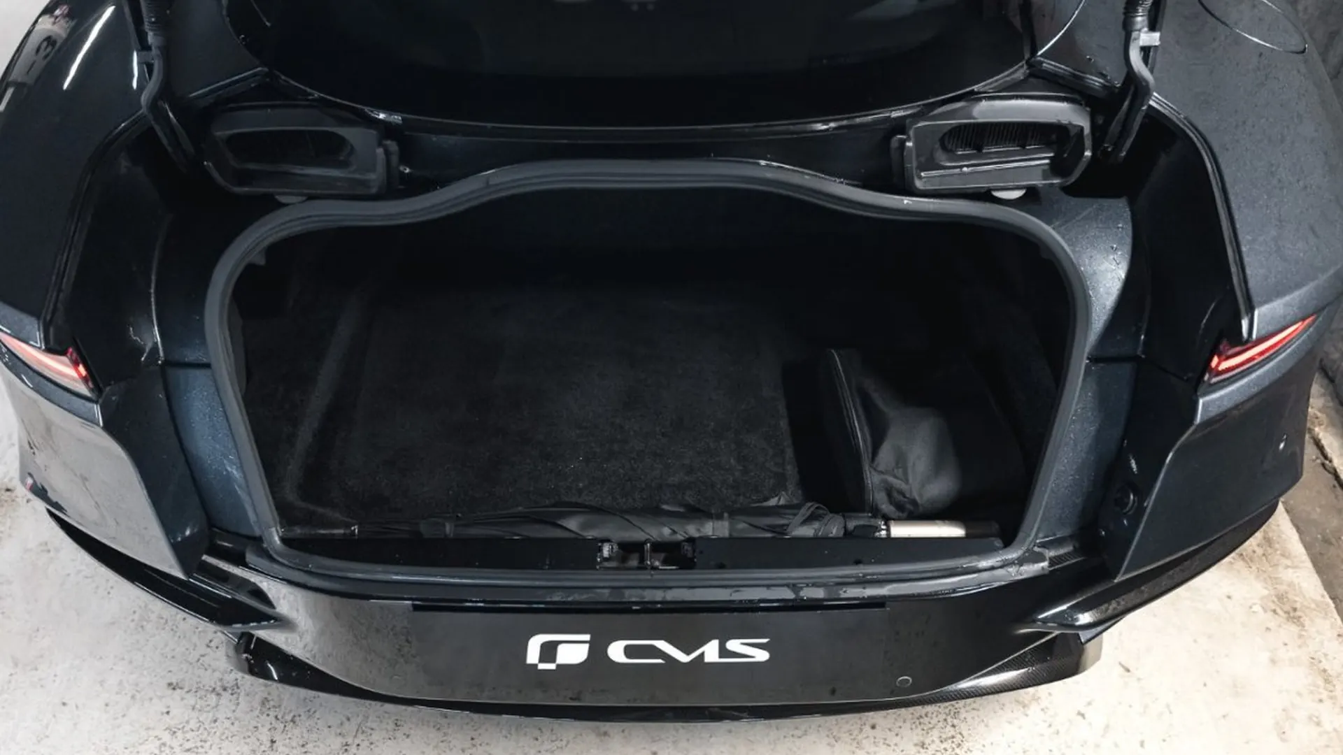 Aston Martin DBS — photo 25