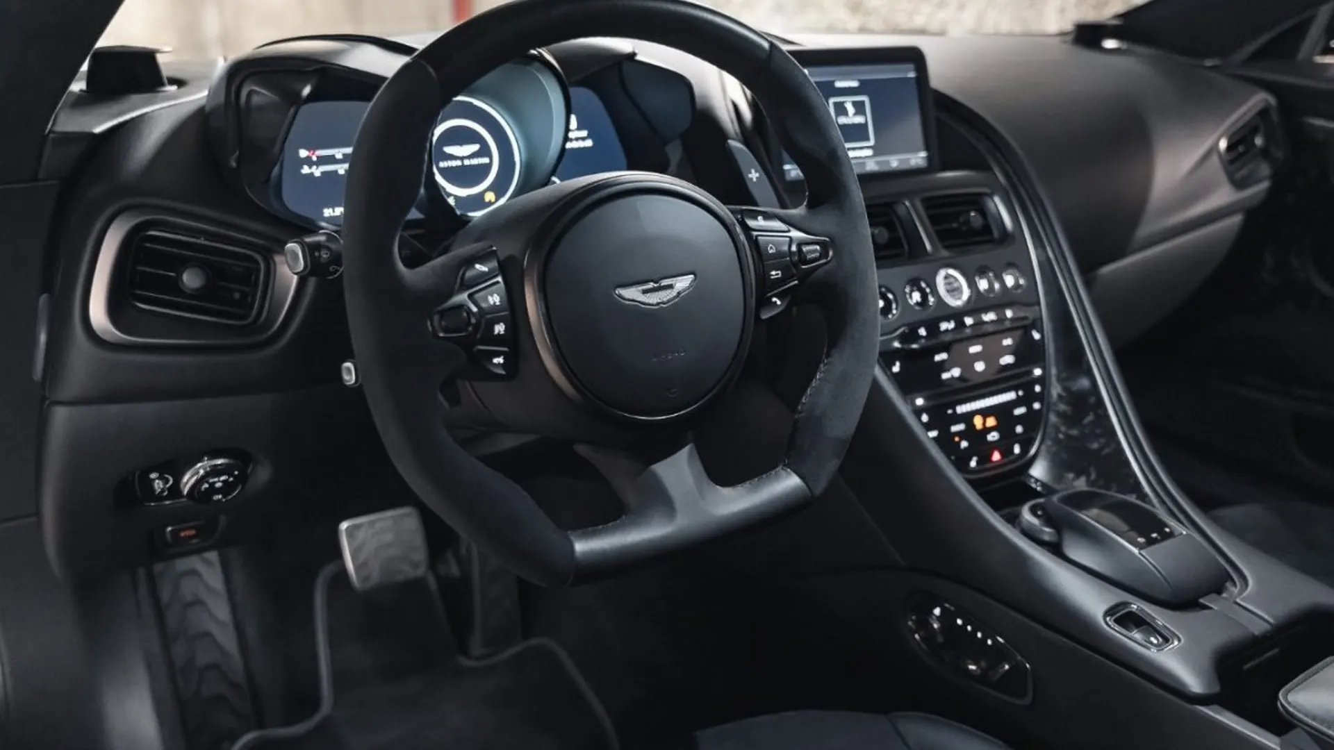 Aston Martin DBS — photo 35