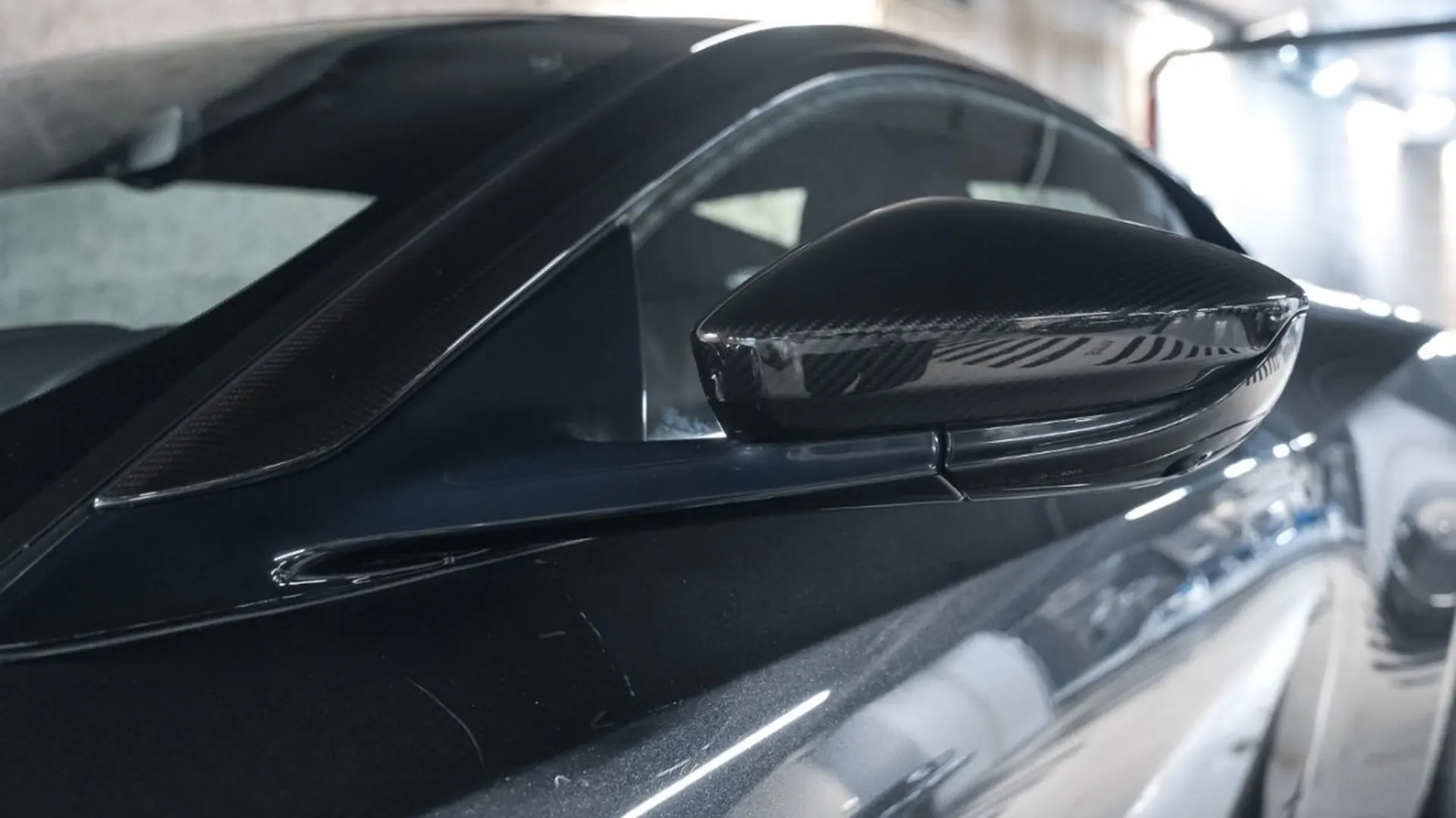 Aston Martin DBS — photo 11