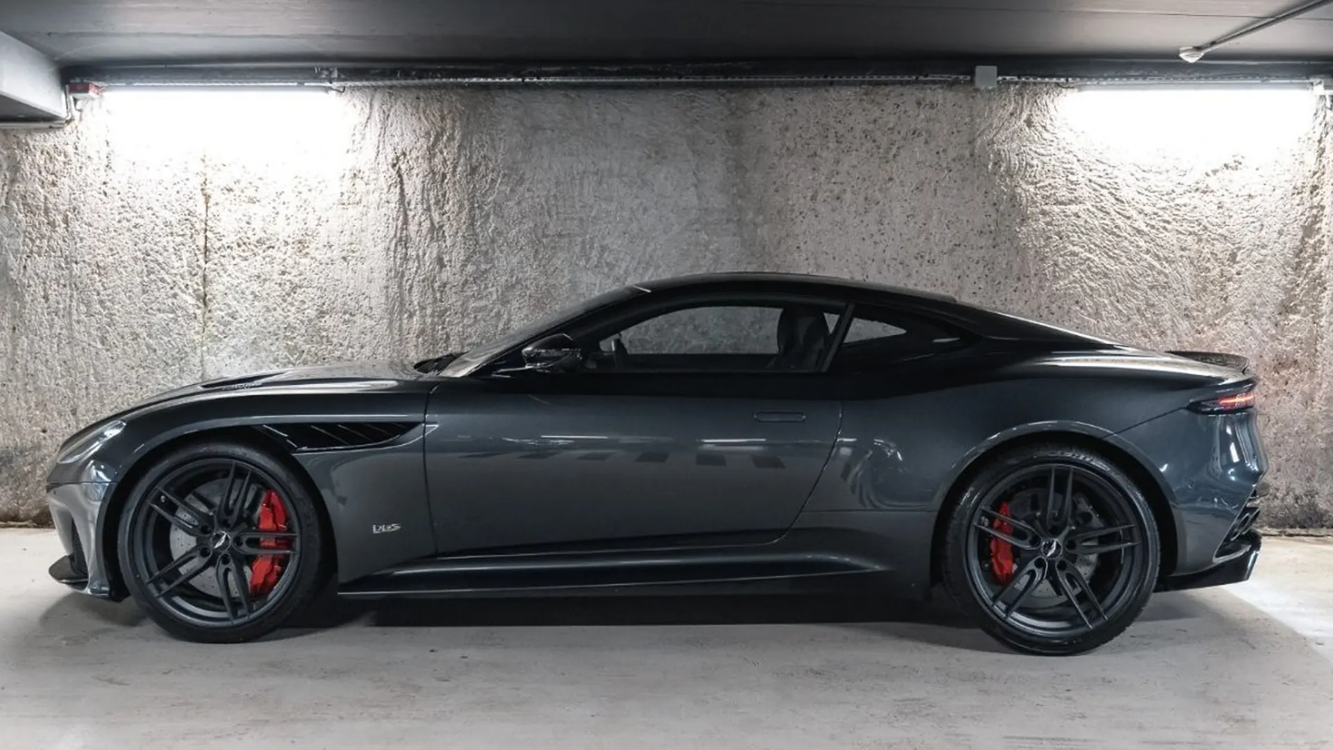 Aston Martin DBS — photo 8