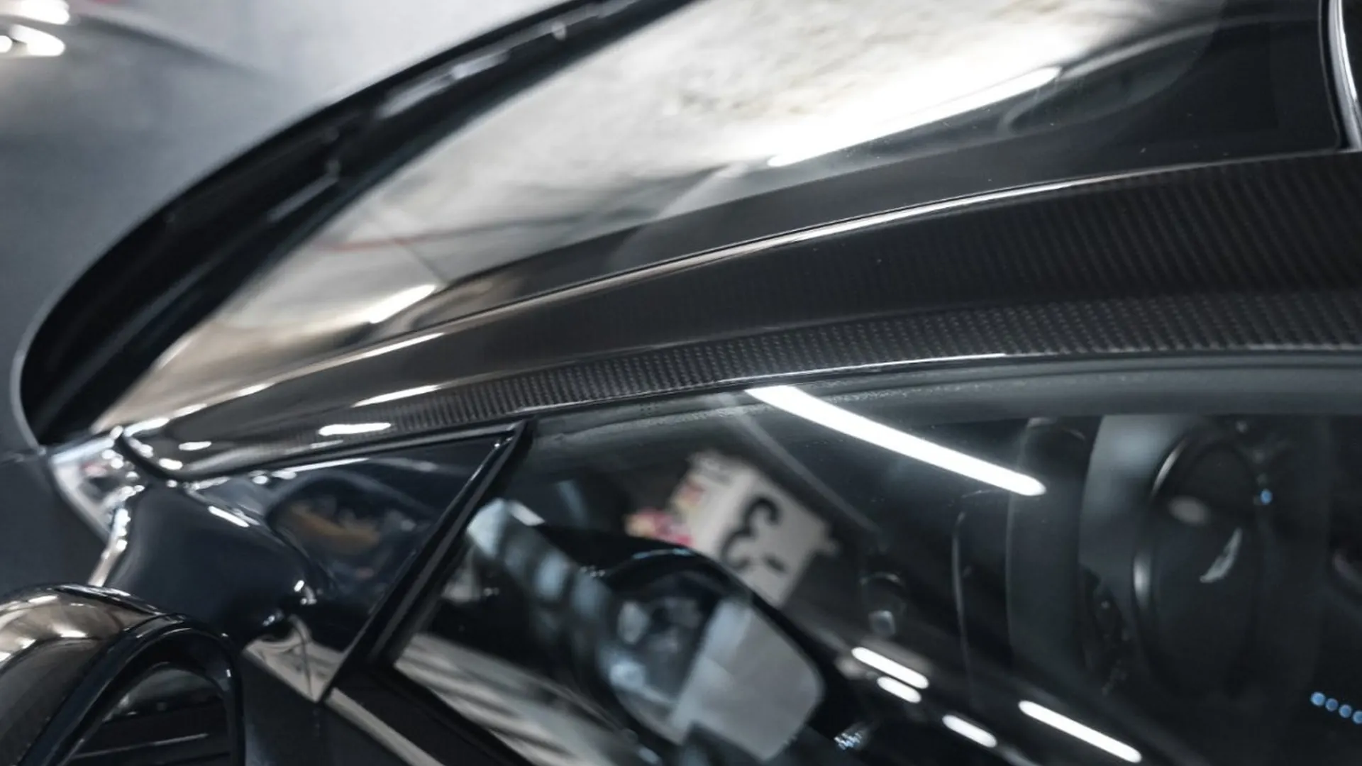 Aston Martin DBS — photo 9