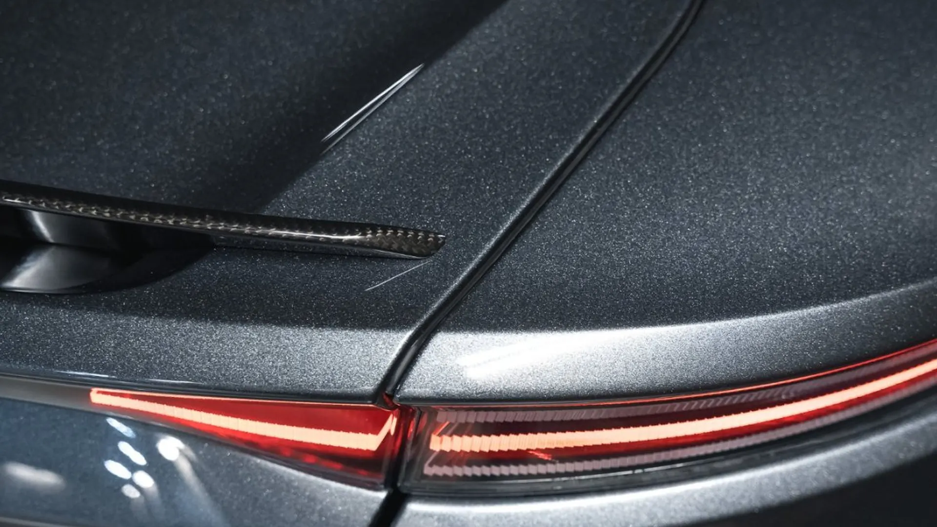 Aston Martin DBS — photo 20