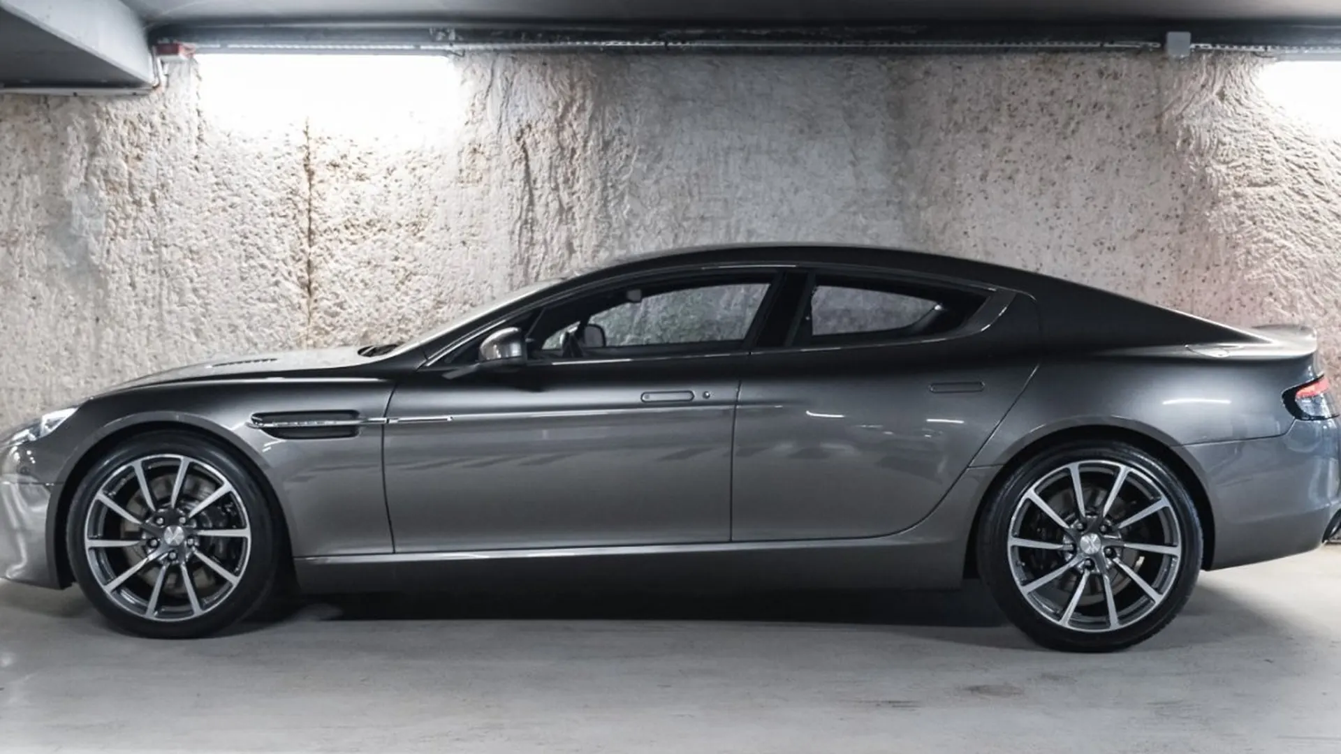 Aston Martin Rapide — photo 8
