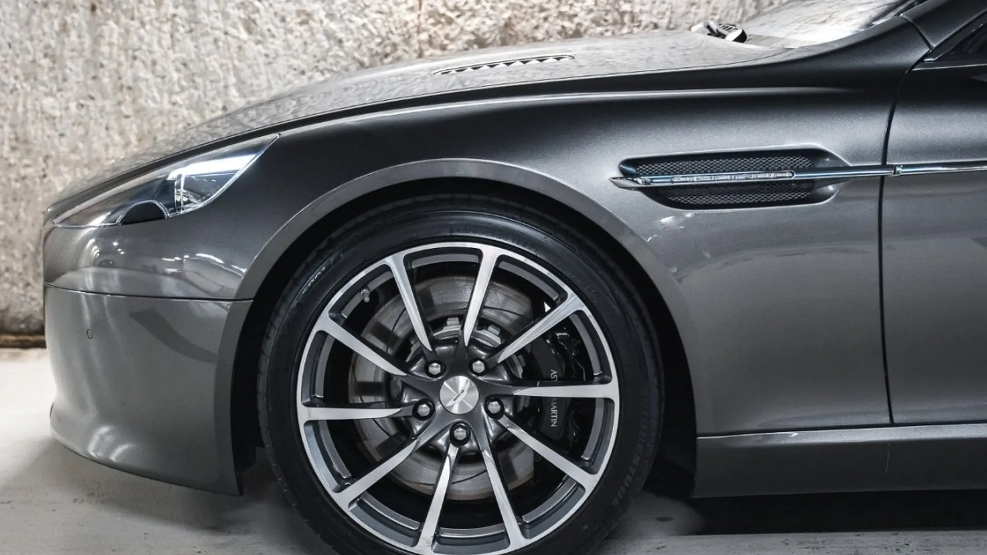 Aston Martin Rapide — photo 10