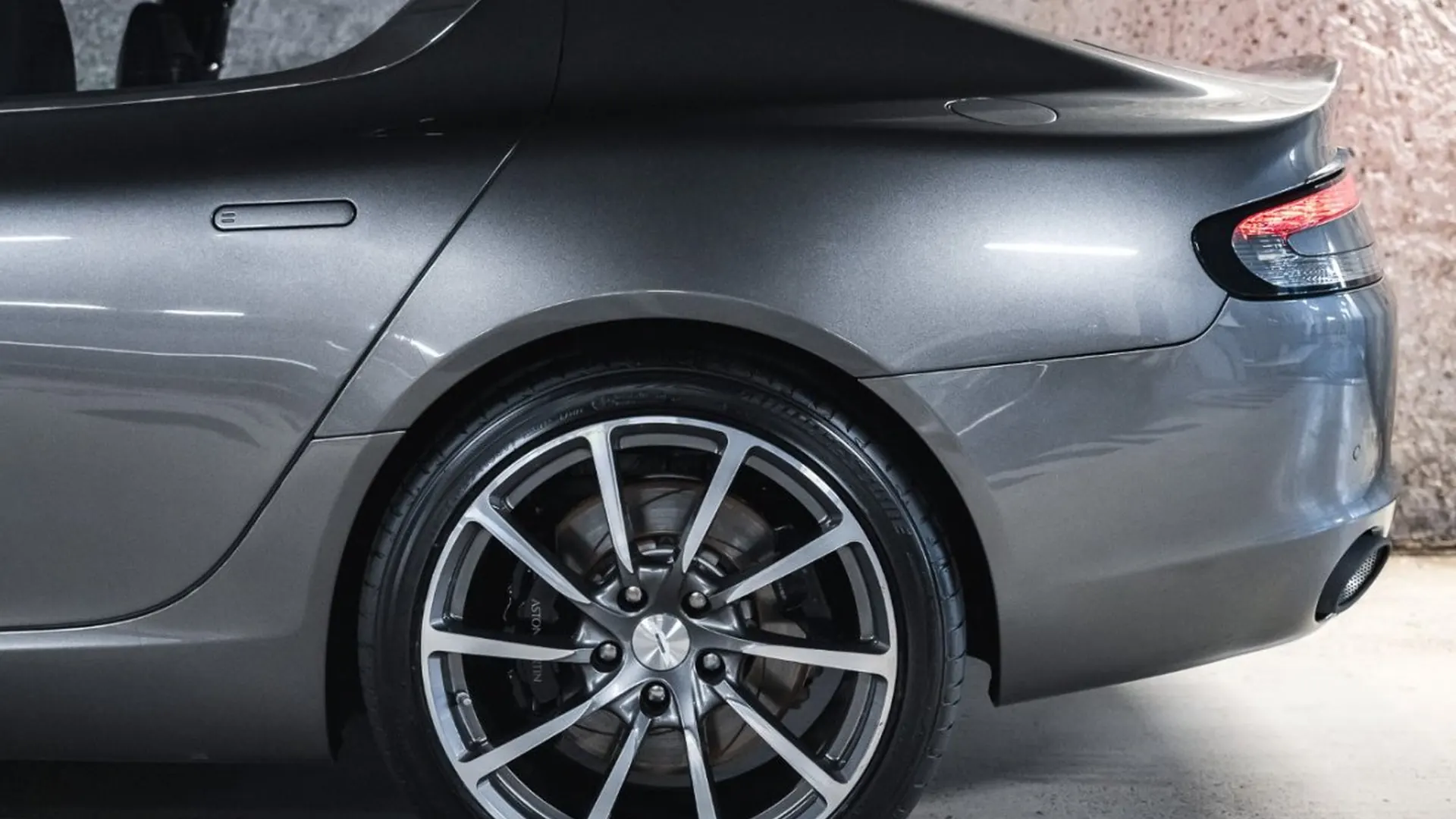 Aston Martin Rapide — photo 12