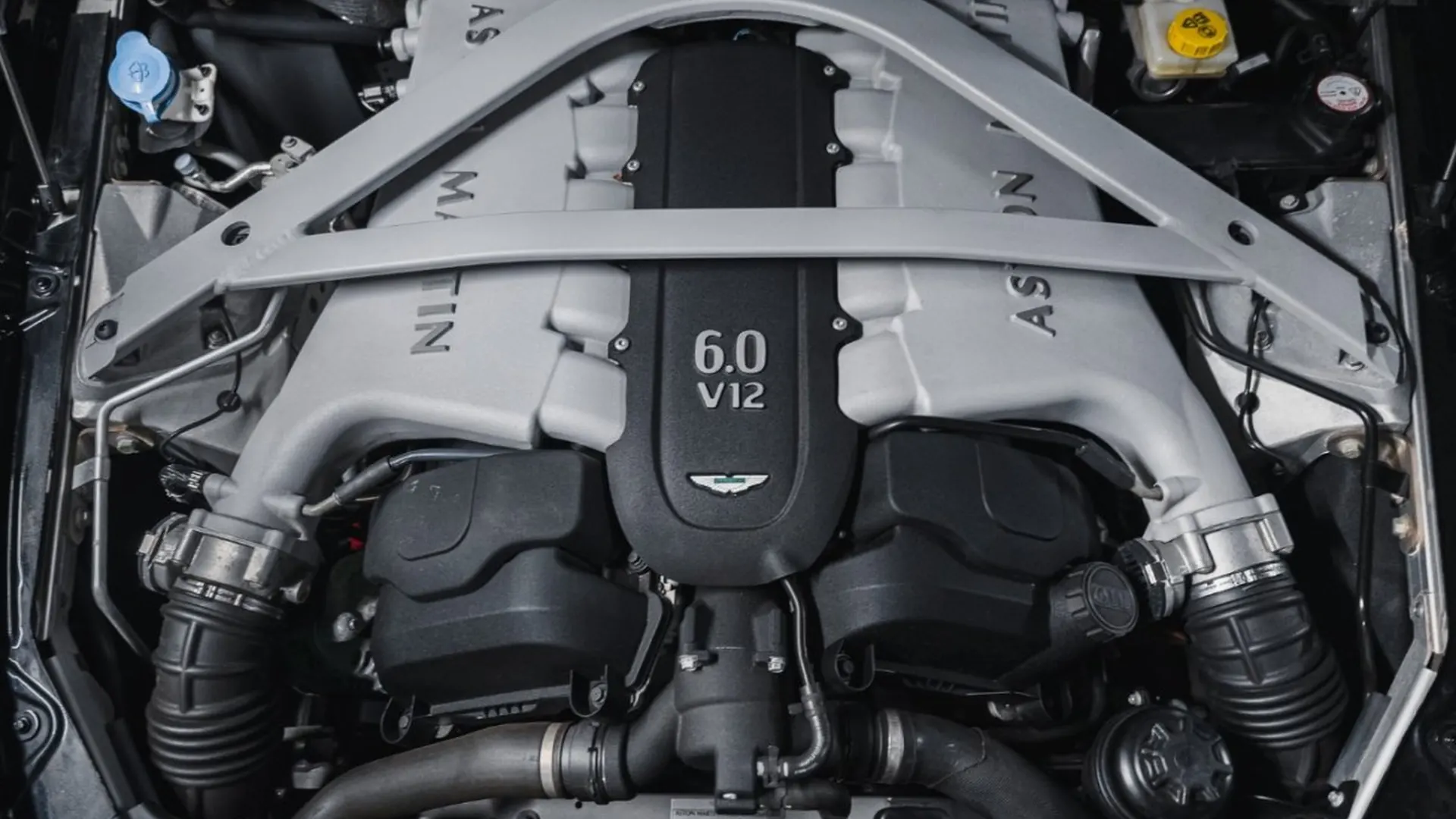 Aston Martin DB9 — photo 40