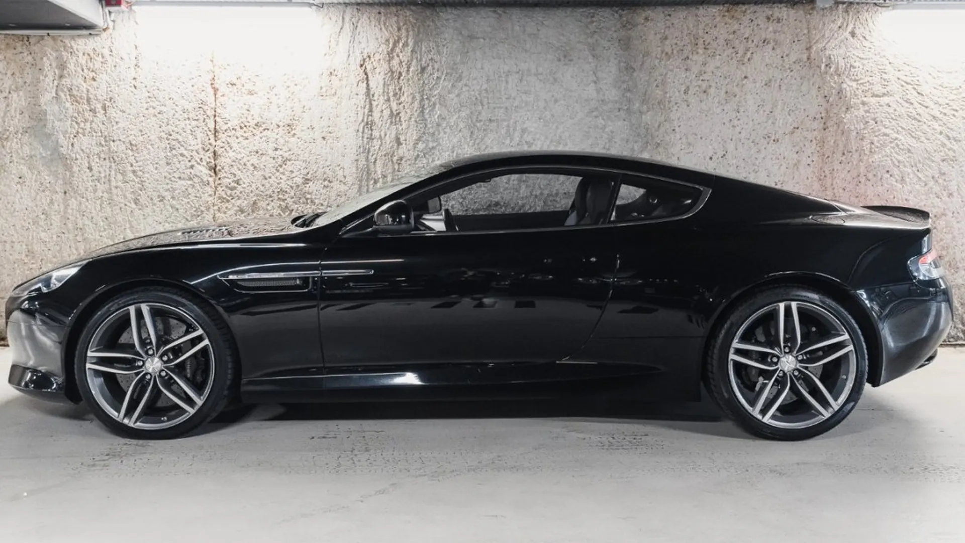 Aston Martin DB9 — photo 7
