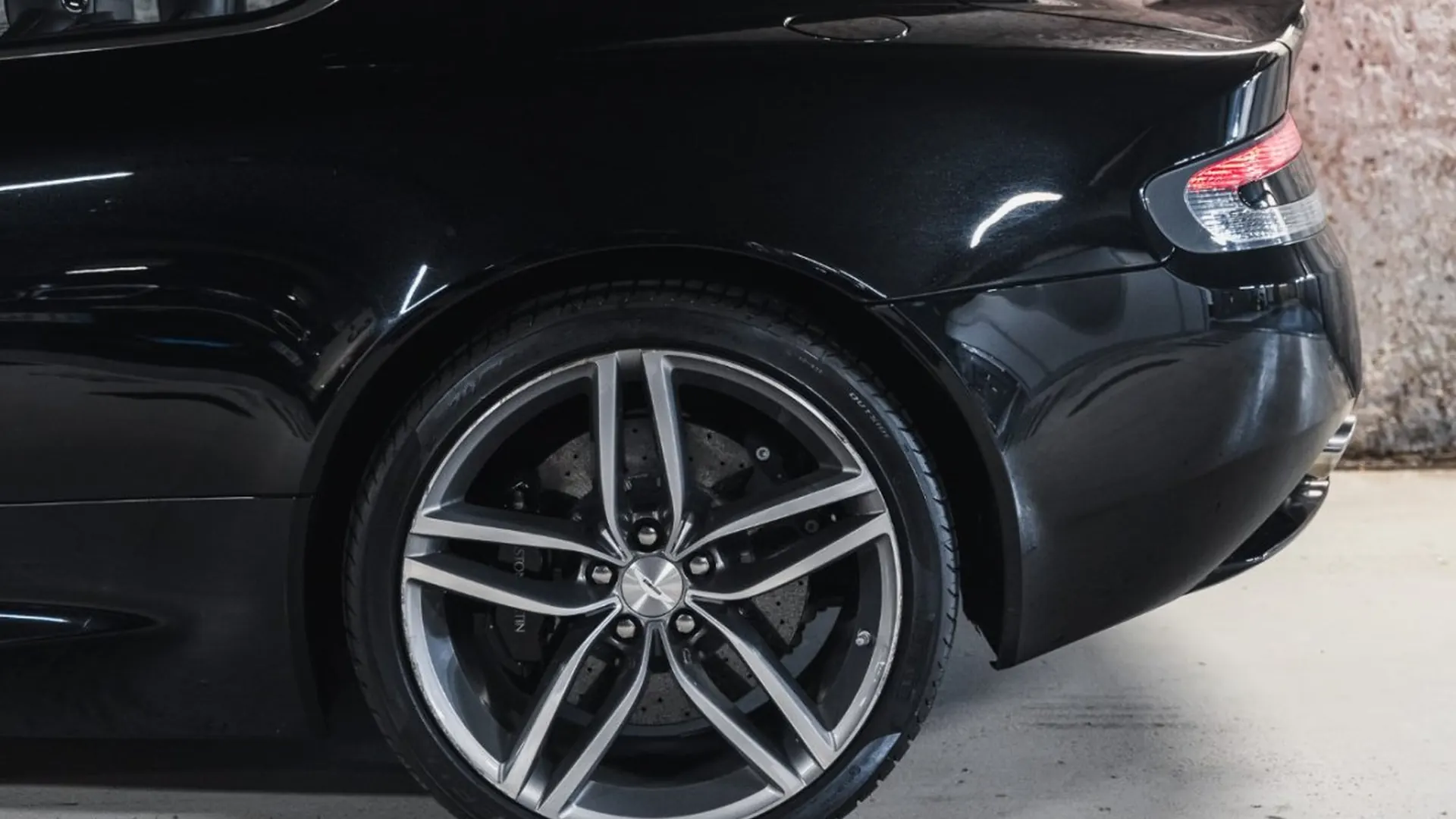 Aston Martin DB9 — photo 10