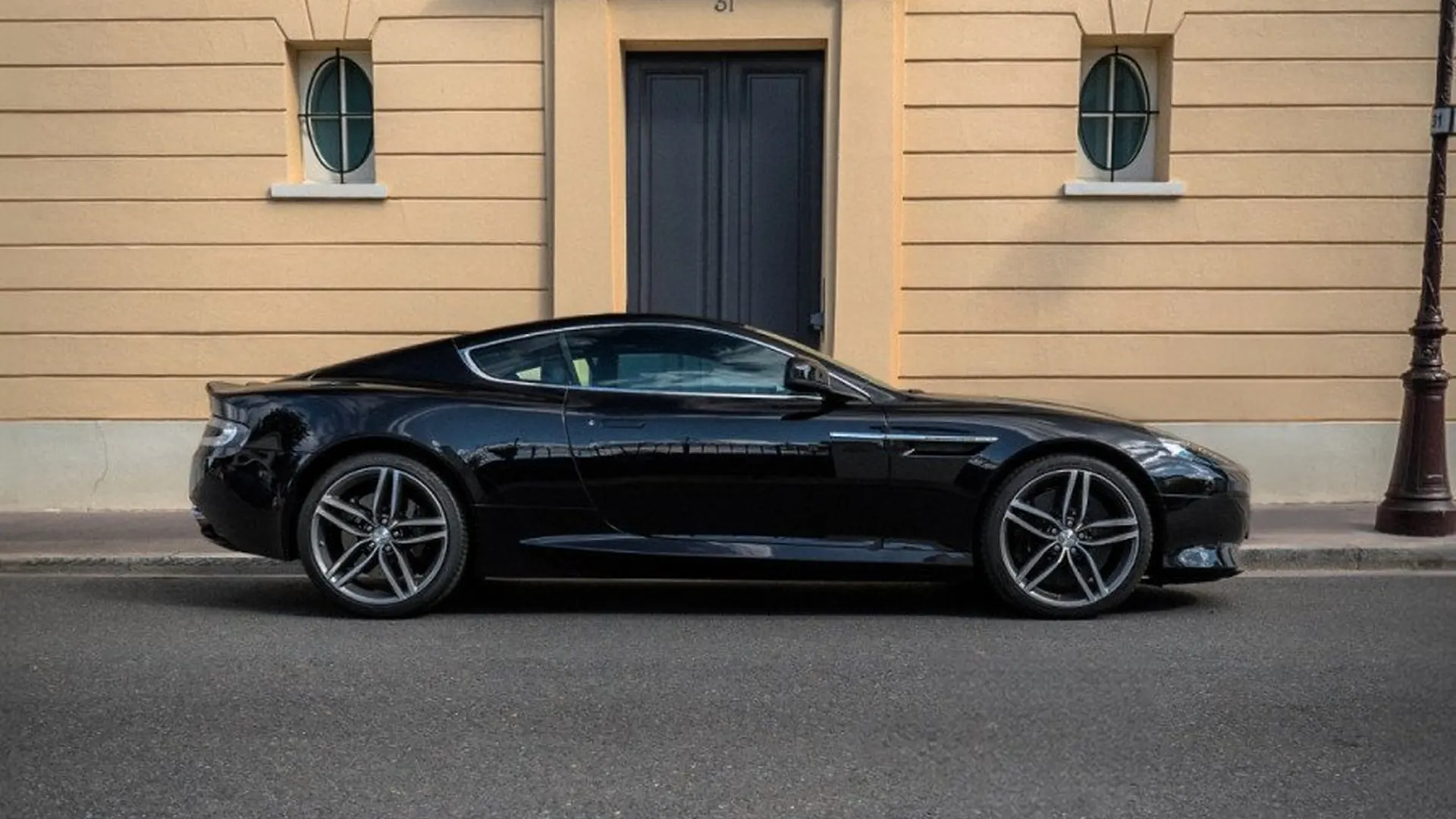 Aston Martin DB9 — photo 44