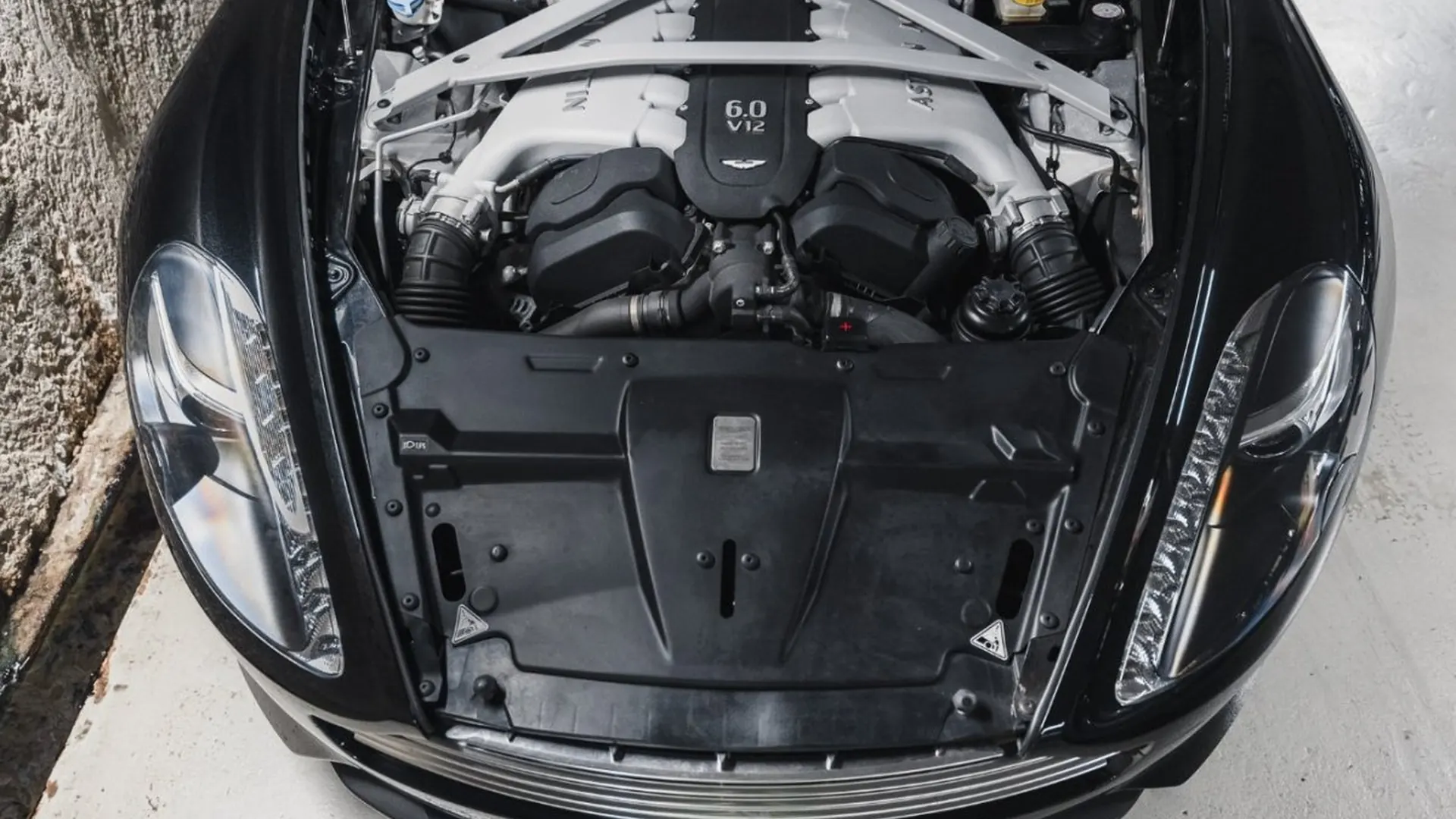 Aston Martin DB9 — photo 39