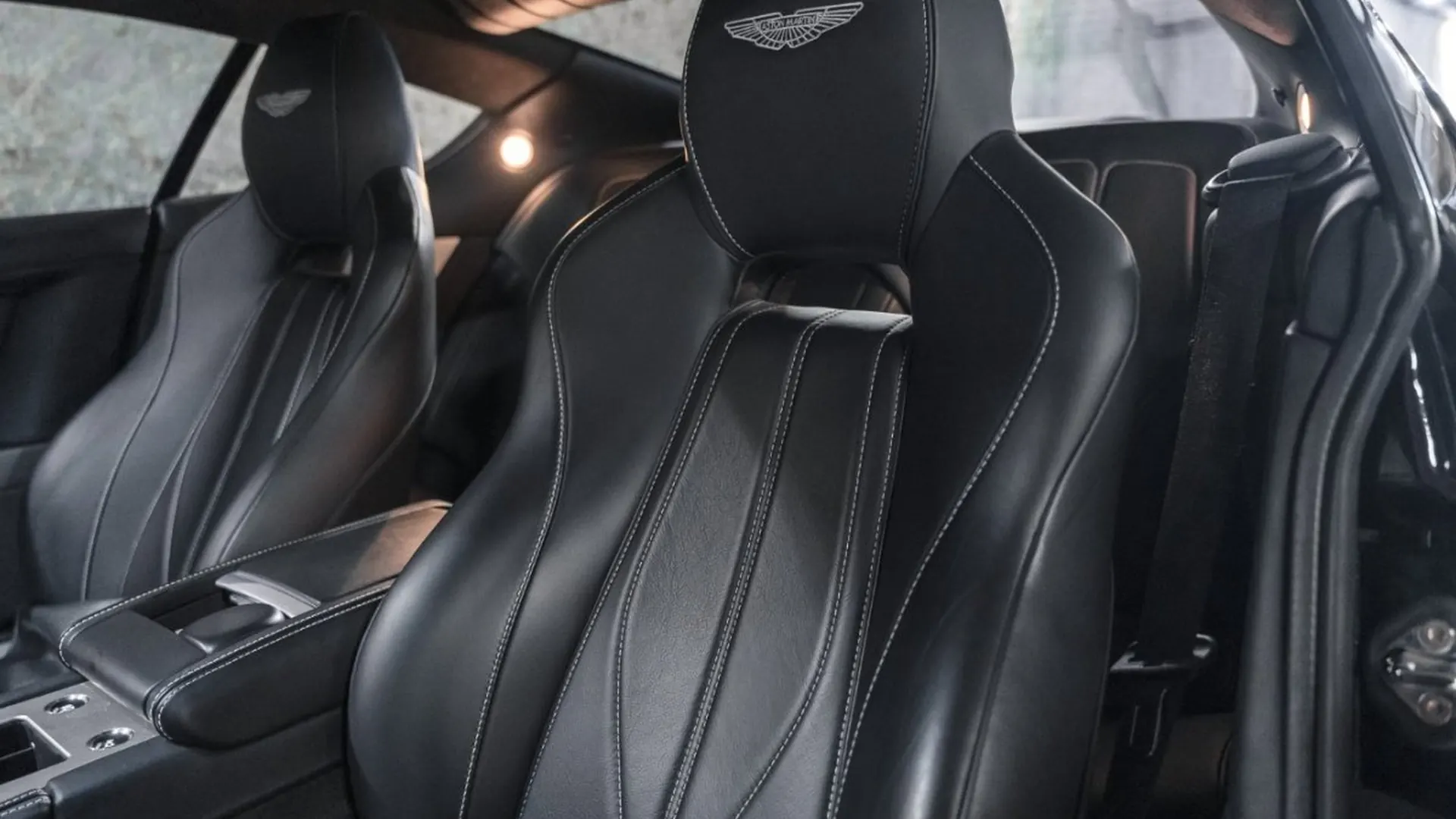 Aston Martin DB9 — photo 24