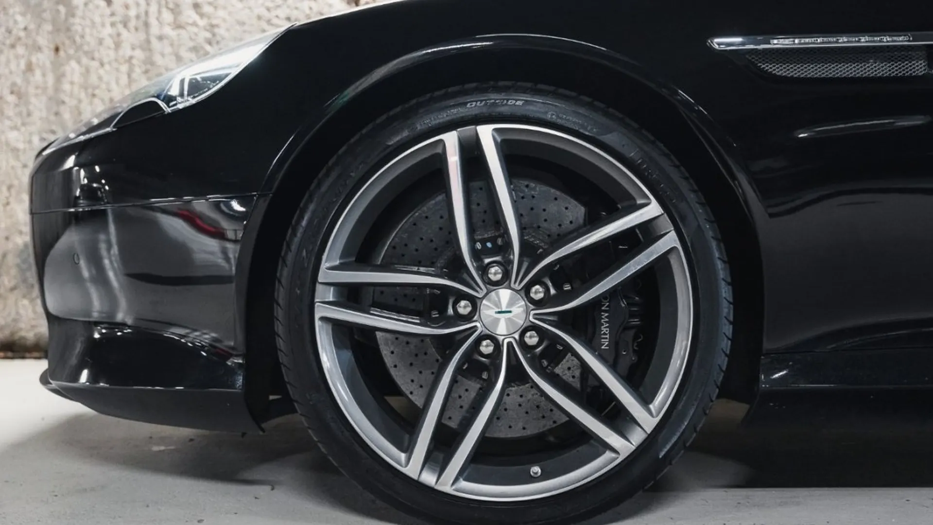 Aston Martin DB9 — photo 8