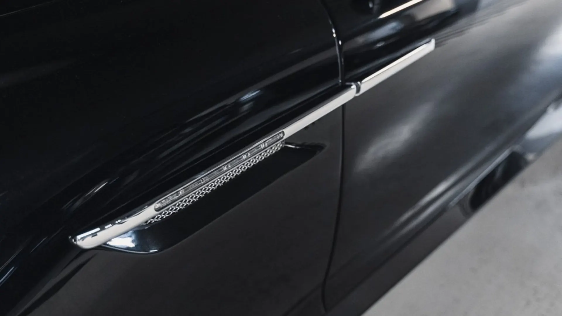 Aston Martin DB9 — photo 9