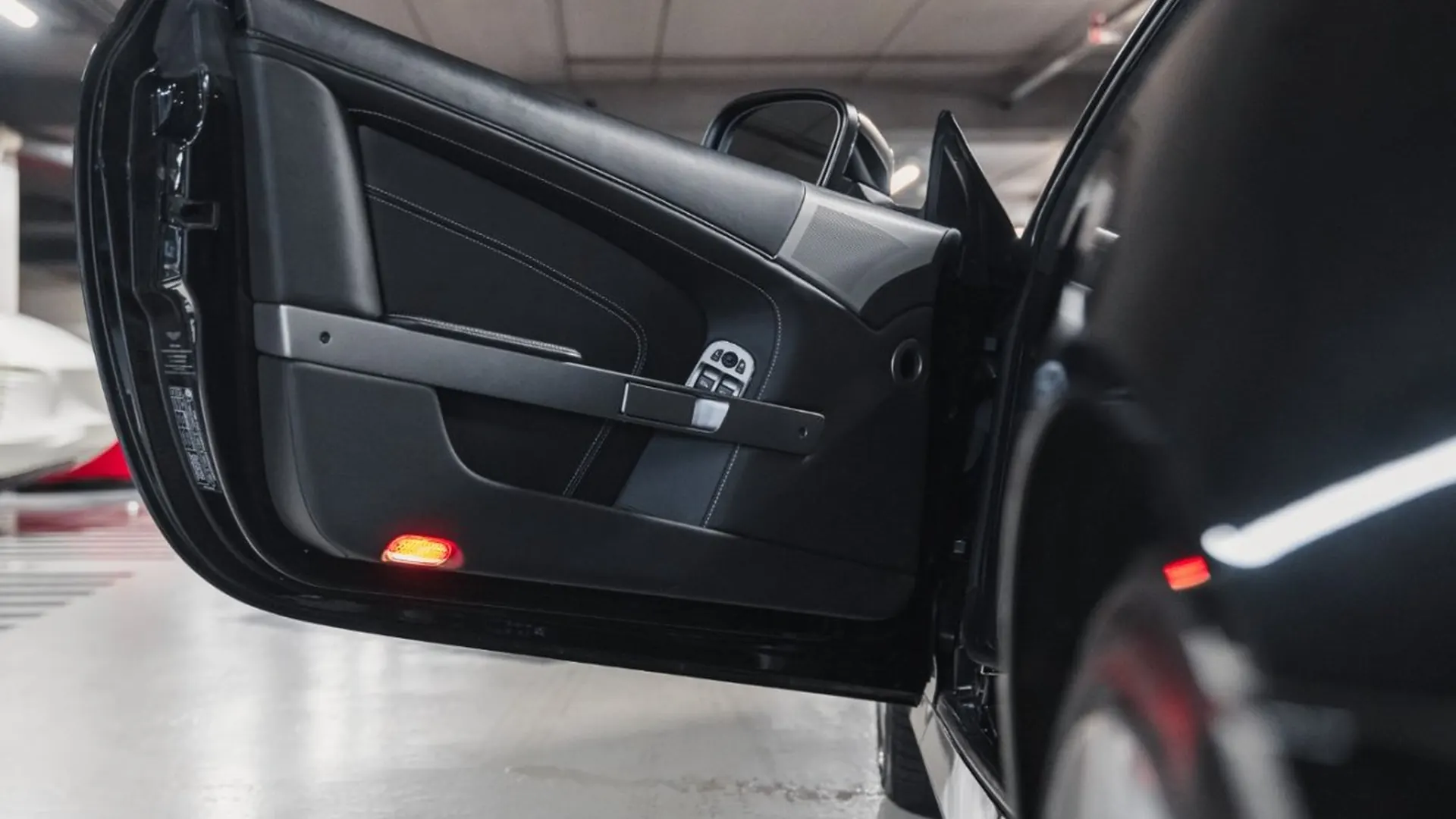 Aston Martin DB9 — photo 20