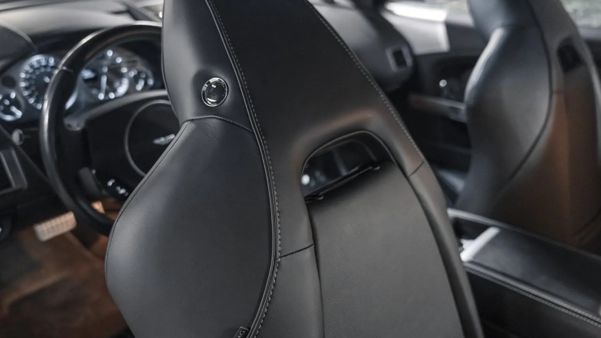 Aston Martin DB9 — photo 37