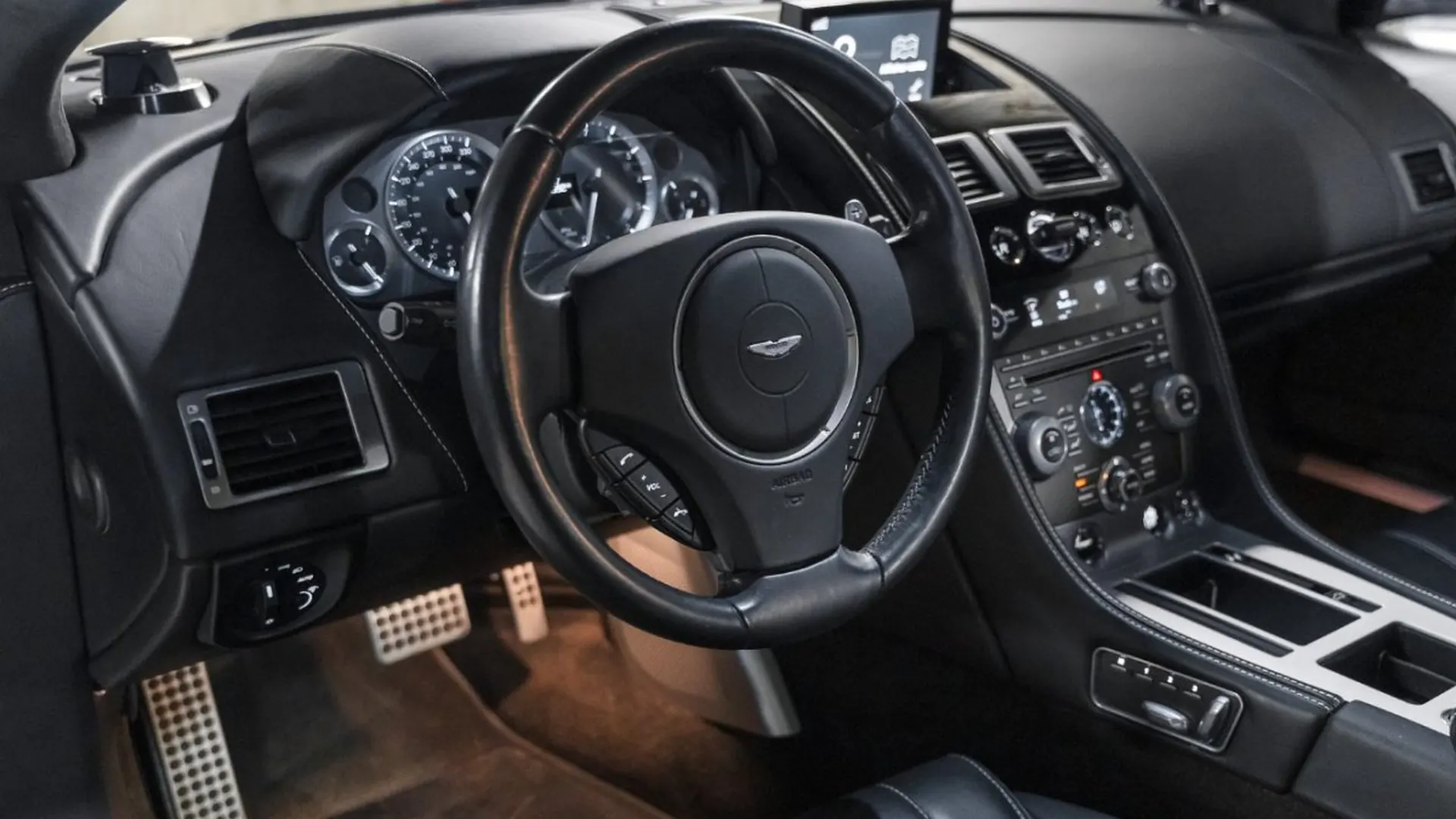 Aston Martin DB9 — photo 27