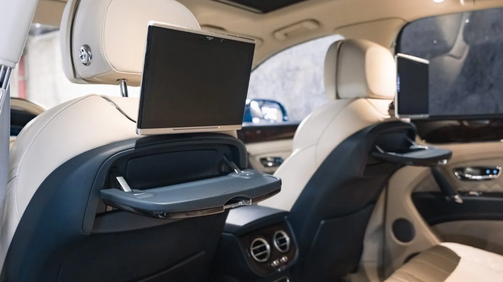 Bentley Bentayga — photo 43