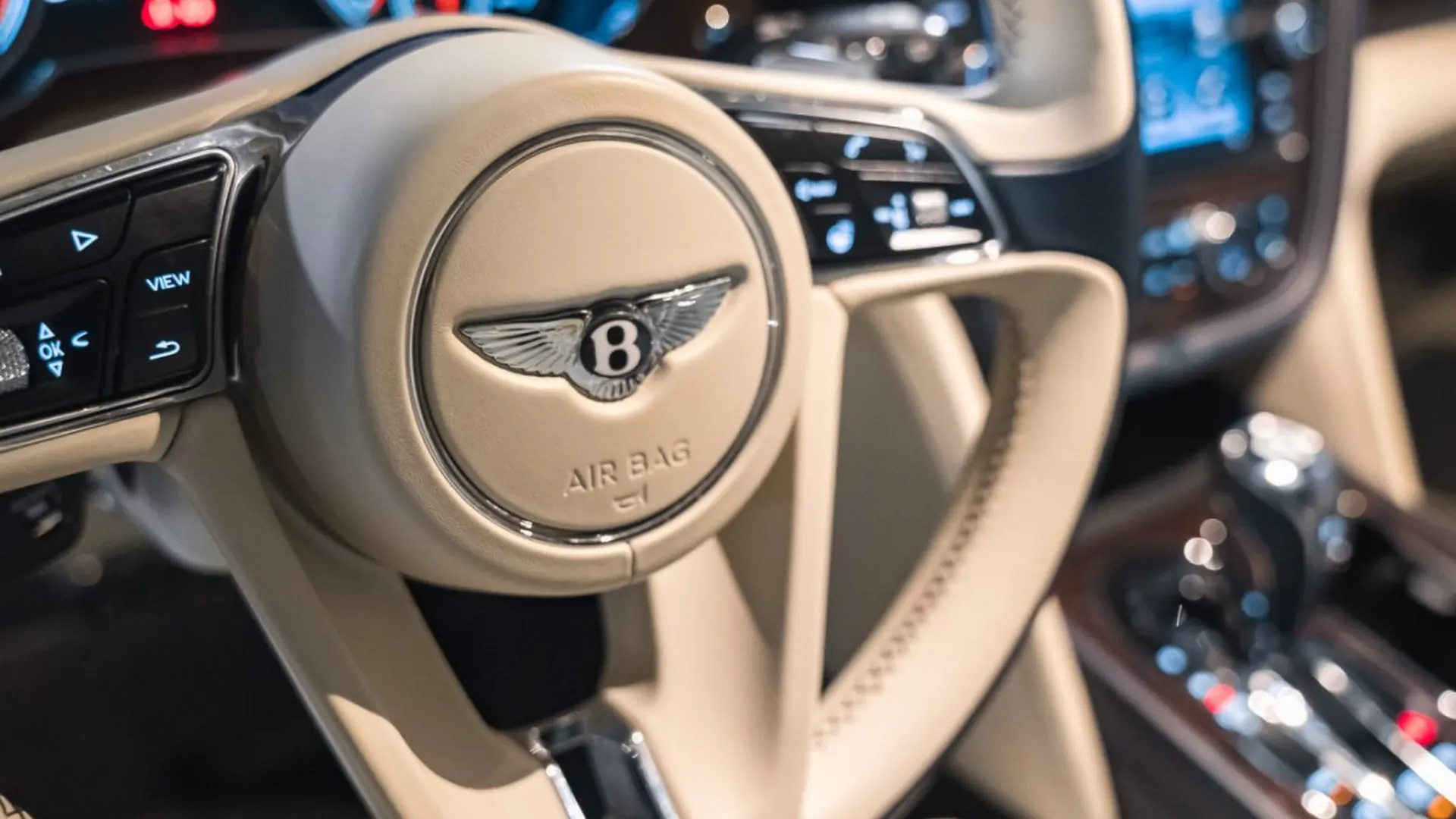 Bentley Bentayga — photo 35
